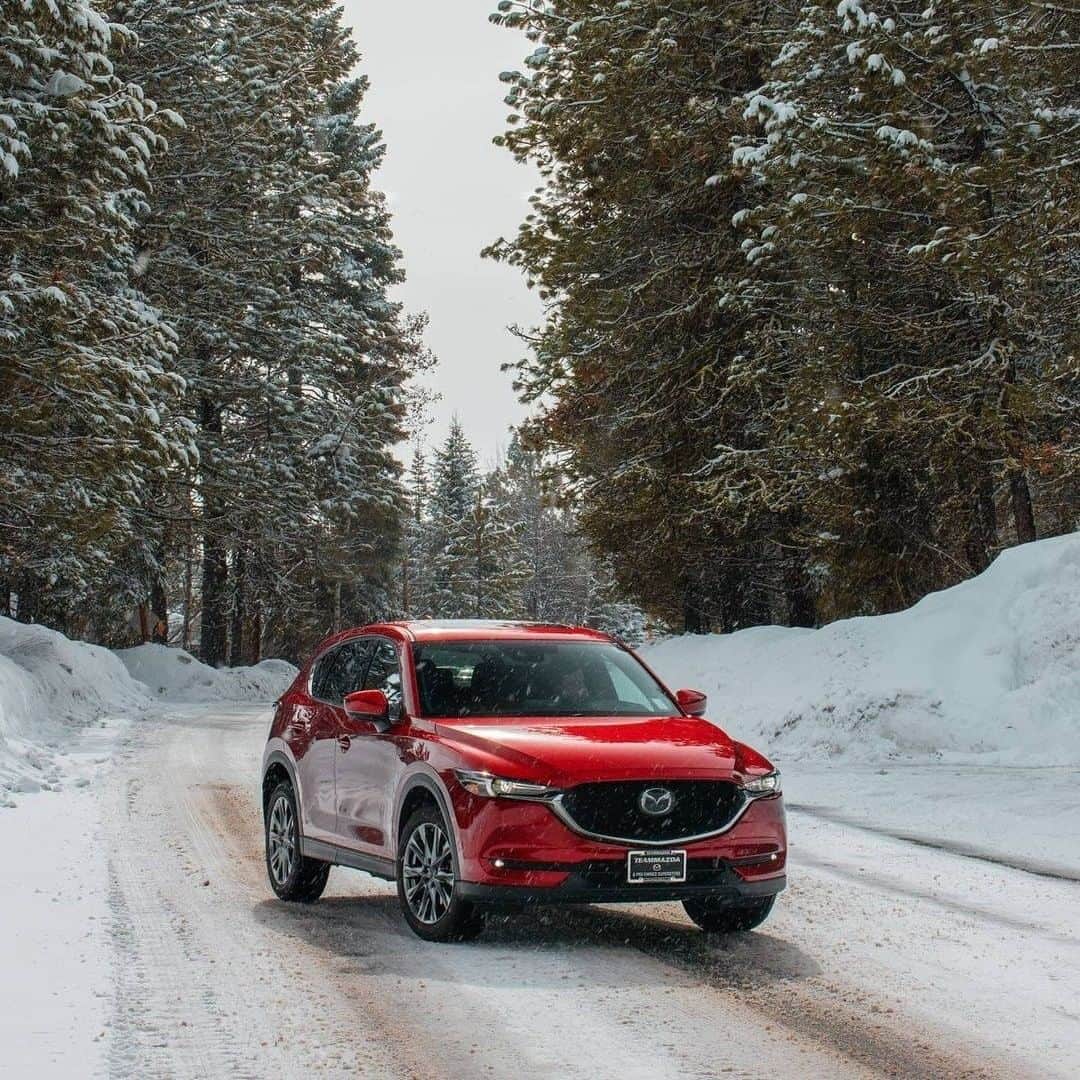 MAZDA Canadaのインスタグラム：「A snowy weekend getaway on a secret snowy mission. 📸: @moneebnain」