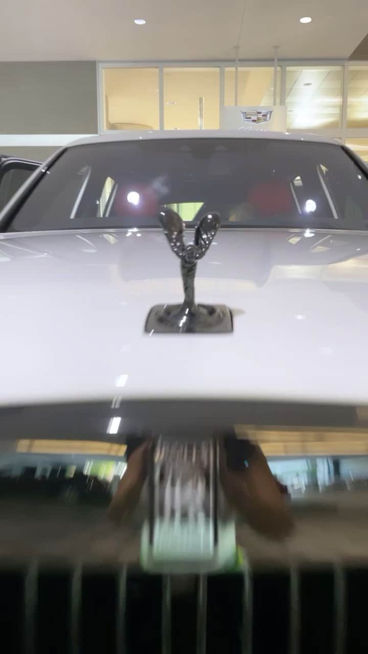 Alexandra M Rodriguezのインスタグラム：「@rollsroycecars Cullinan Black Badge 💎 💯 @places.ceo 🏆  Welcome to the fleet❤️😍🙏 #rollsroyce #blackbadge #culli #cullinan #fleet #cars #red #2021 #BOSS #manifest #workhard #proud #proudmoments #pullup #started」