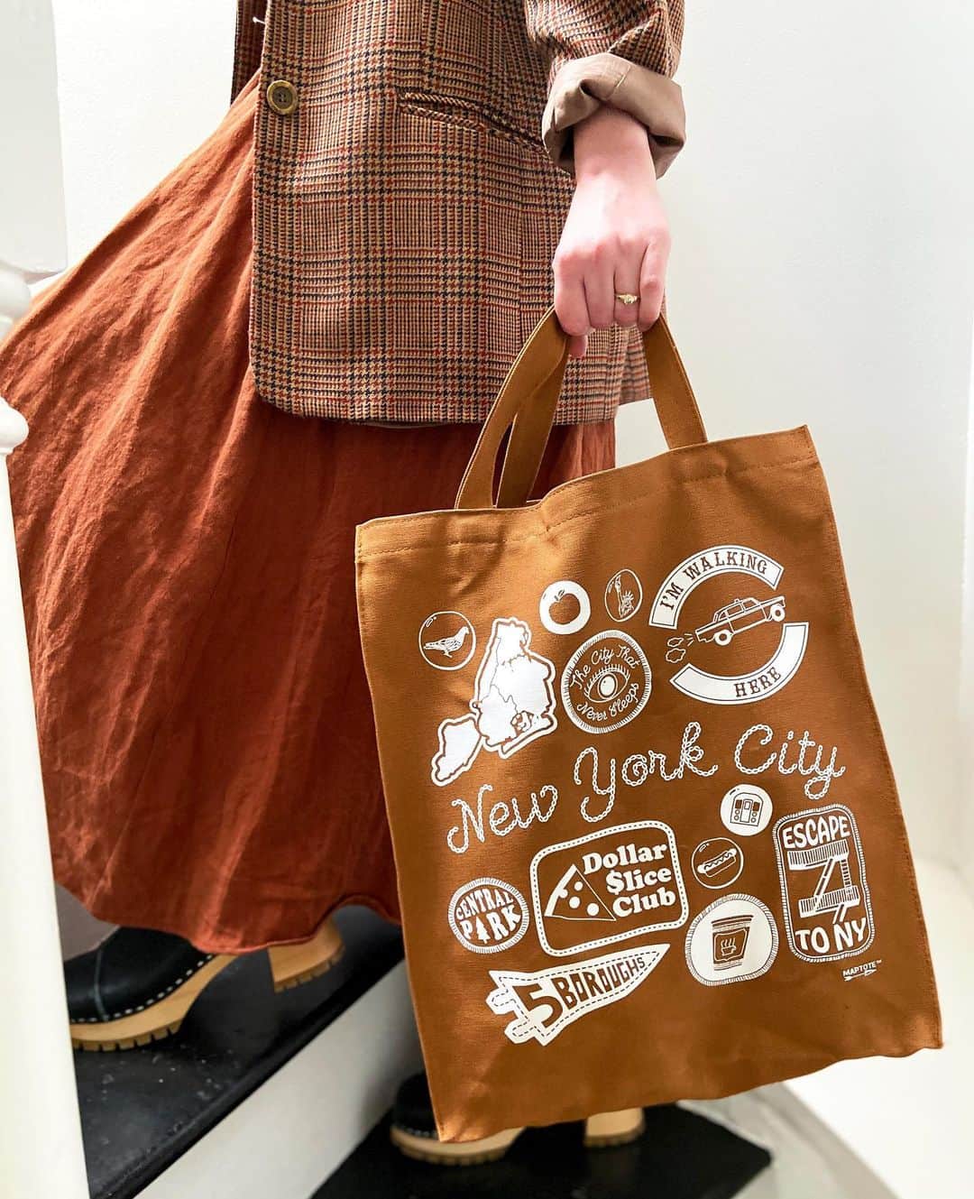 マップトートのインスタグラム：「Maybe we're biased, but we love our new caramel canvas Shopper Tote 🧡 Does anyone else like to coordinate their outfit with their tote?」
