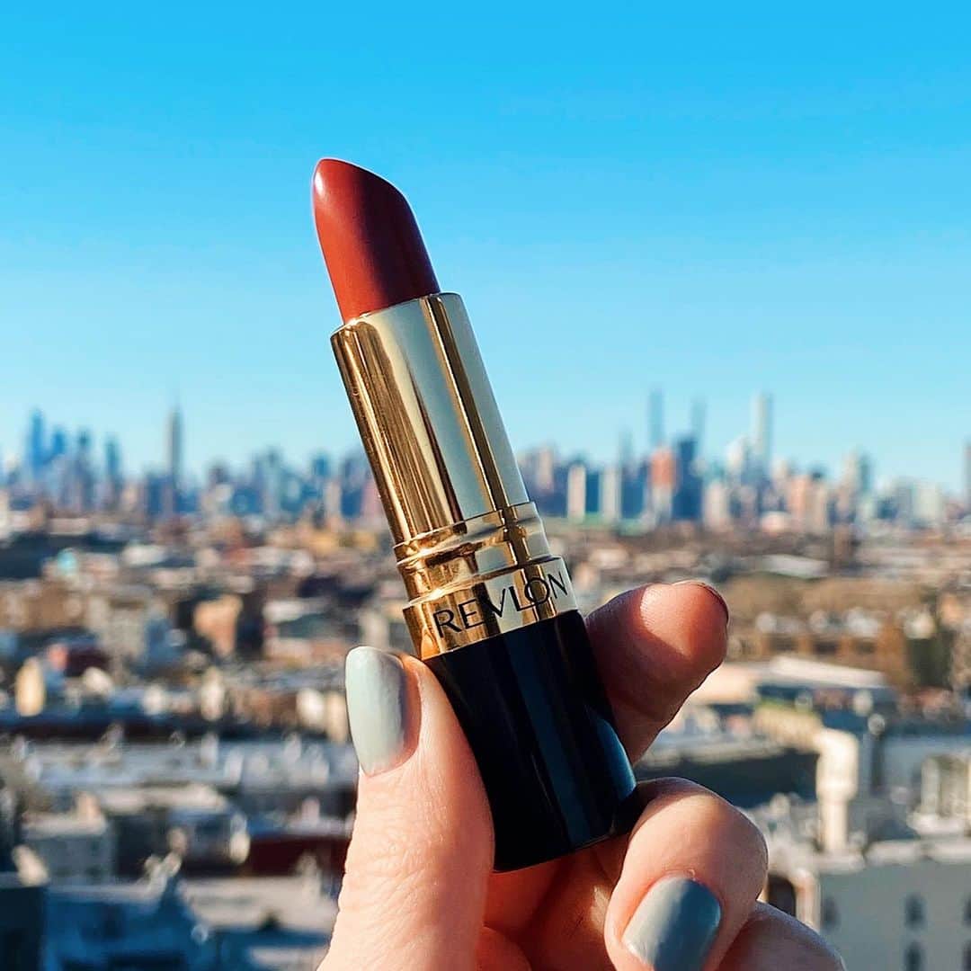 Revlonのインスタグラム：「Today calls for a toast! Cheers to almost making it through the week, and to a bright weekend 🥂   #SuperLustrous Lipstick in Toast of New York (325), available at @ultabeauty. Tap to shop!」