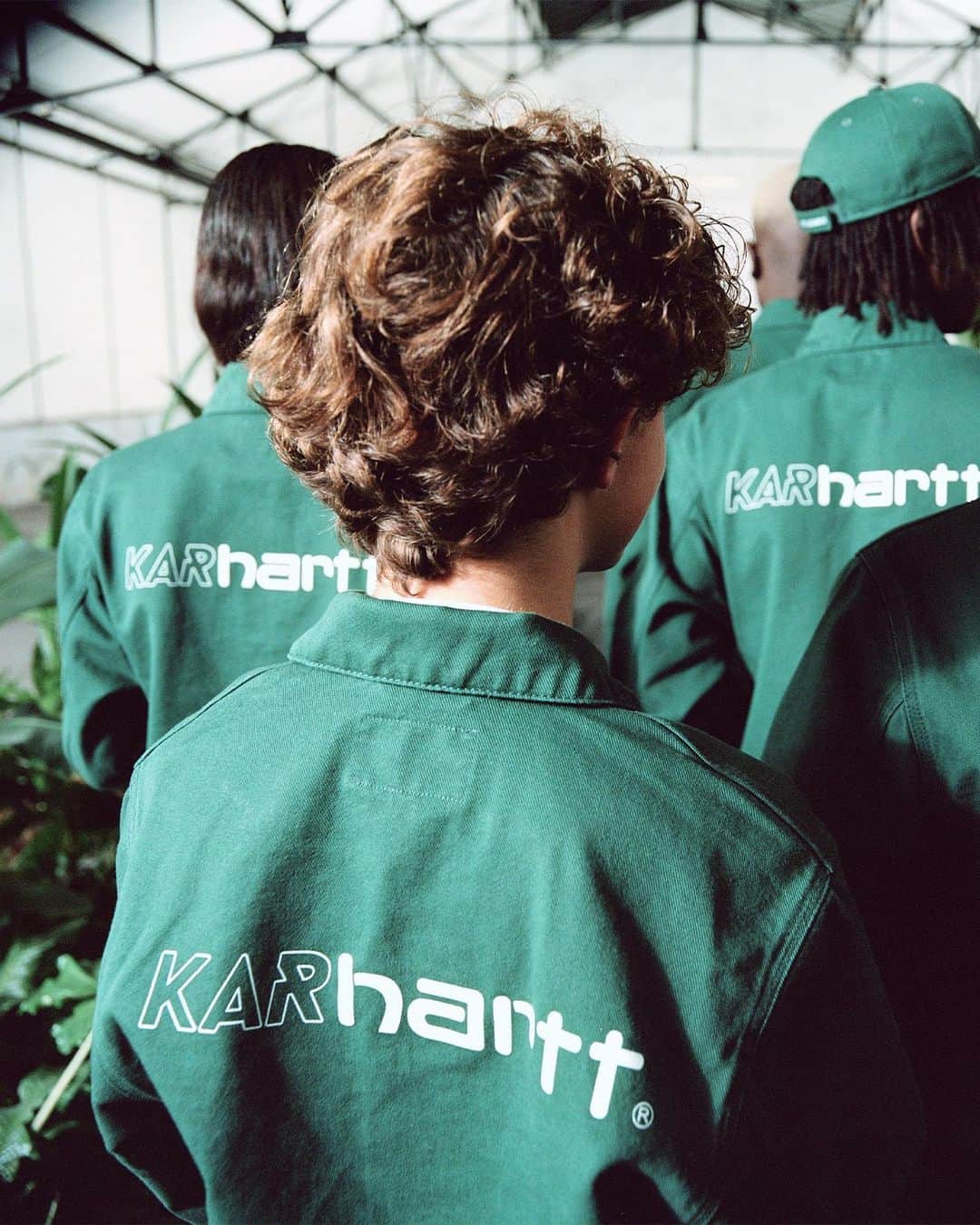 のインスタグラム：「@hypebeaststyle: @carharttwip and Paris-based lifestyle brand by renowned car dealer Arthur Kar, @lartdelautomobile have announced their first-ever collaboration dubbed KARHARTT. The collaboration brings forth the Michigan Coat and Single Knee Pant in a green palette. Rounding out the collection are two graphic tees, a slew of accessories and gadgets, including a Nalgene water bottle and two caps. For release details, hit the link in bio.⁠⁠ Photo: Carhartt WIP」