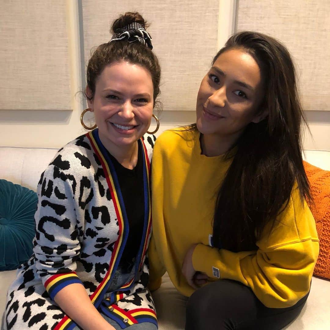 ケイティ・ロウズのインスタグラム：「It's our season 3 finale of @katiescrib!!! And we made it super special with a two-part episode with THE @shaymitchell as our guest! We chatted the day before lockdown happened about her birth story, prepartum depression, and how she's changing the diaper bag game with her travel brand @beis. I won't tell you the juicy details of the second half, you just have to listen for yourself on the @iheartradio app or wherever you get your podcasts. Thank you for listening and for all your love and support this season!」