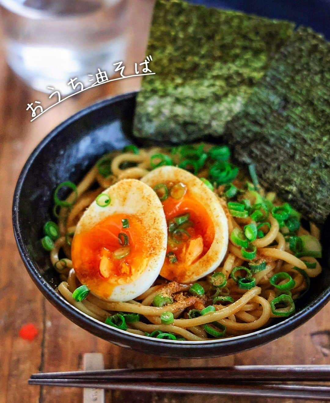 Mizuki【料理ブロガー・簡単レシピ】さんのインスタグラム写真 - (Mizuki【料理ブロガー・簡単レシピ】Instagram)「・﻿ 【#レシピ 】ーーーーーーーー﻿ ♡ おうちde簡単！油そば♡﻿ ーーーーーーーーーーーーーー﻿ ﻿ 　﻿ ﻿ おはようございます(*^^*)﻿ ﻿ 今日ご紹介させていただくのは﻿ \ おうちde簡単油そば /﻿ ﻿ 麺にたれをからめるだけの﻿ 簡単お手軽すぐできレシピ！！﻿ もちろんコスパも抜群です♡﻿ 酸味のある甘辛だれが﻿ あとを引く味わいですよ〜(*´艸`)﻿ ﻿ ゆで卵やねぎ、ハムや海苔など﻿ お好みのトッピングで召し上がれ♩﻿ ﻿ ﻿ ﻿ ＿＿＿＿＿＿＿＿＿＿＿＿＿＿＿＿＿＿＿＿﻿ 【2人分】 中華麺...2玉﻿ ●醤油...大1.5﻿ ●酢・ごま油...各大1﻿ ●砂糖...小2﻿ ●鶏がらスープ・オイスターソース...各小1﻿ 好みのトッピング...適量﻿ ﻿ 1.大きめのボウルに●を入れて混ぜる。﻿ 2.沸騰した湯で中華麺を茹で、湯切りして1のボウルに入れて和える。﻿ 3.器に盛り、好みのトッピングをのせる。﻿ ￣￣￣￣￣￣￣￣￣￣￣￣￣￣￣￣￣￣￣￣﻿ ﻿ ﻿ ﻿ 《ポイント》﻿ ♦︎麺は太麺がおすすめです♩﻿ ♦︎麺はザルでしっかり湯切りし(水には晒しません)、熱々のうちにたれと和えて下さい♩﻿ ♦︎今回はゆで卵、ねぎ、かつお粉、海苔をトッピングしました♩ラー油をかけても◎﻿ ﻿ ﻿ ﻿ ﻿ ﻿ ﻿ ﻿ ﻿ ﻿ ⭐️発売中⭐️﻿ ＿＿＿＿＿＿＿＿＿＿＿＿＿＿＿＿＿＿﻿ ホケミレシピの決定版♩﻿ \はじめてでも失敗しない/﻿ 📙#ホットケーキミックスのお菓子 📙﻿ ﻿ NHKまる得マガジンテキスト☆﻿ ホットケーキミックスで﻿ 📗絶品おやつ&意外なランチ📗﻿ ﻿ しんどくない献立、考えました♩﻿ \15分でいただきます/﻿ 📕#Mizukiの2品献立 📕﻿ ﻿ 和食をもっとカジュアルに♩﻿ \毎日のごはんがラクになる/﻿ 📘#Mizukiの今どき和食 📘﻿ ﻿ 重版しました！﻿ ありがとうございます😭﻿ 📗ラクしておいしい！#1品晩ごはん 📗﻿ ﻿ 摂食障害から料理研究家になるまでを綴った﻿ はじめてのエッセイ本﻿ 📙#普通のおいしいをつくるひと 📙﻿ ￣￣￣￣￣￣￣￣￣￣￣￣￣￣￣￣￣￣￣﻿ ﻿ ﻿ ﻿ ﻿ ﻿ ＿＿＿＿＿＿＿＿＿＿＿＿＿＿＿＿＿＿﻿ レシピを作って下さった際や﻿ レシピ本についてのご投稿には﻿ タグ付け( @mizuki_31cafe )して﻿ お知らせいただけると嬉しいです😊💕﻿ ￣￣￣￣￣￣￣￣￣￣￣￣￣￣￣￣￣￣﻿ ﻿ ﻿ ﻿ ﻿ ﻿ #油そば#麺#ラーメン#Mizuki#簡単レシピ#時短レシピ#節約レシピ#料理#フーディーテーブル#マカロニメイト#おうちごはん#デリスタグラマー#料理好きな人と繋がりたい#おうちごはんlover#写真好きな人と繋がりたい#foodpic#cooking#recipe#lin_stagrammer#foodporn#yummy#f52grams#油そばm﻿ #my_eos_photo R5﻿」2月26日 6時59分 - mizuki_31cafe