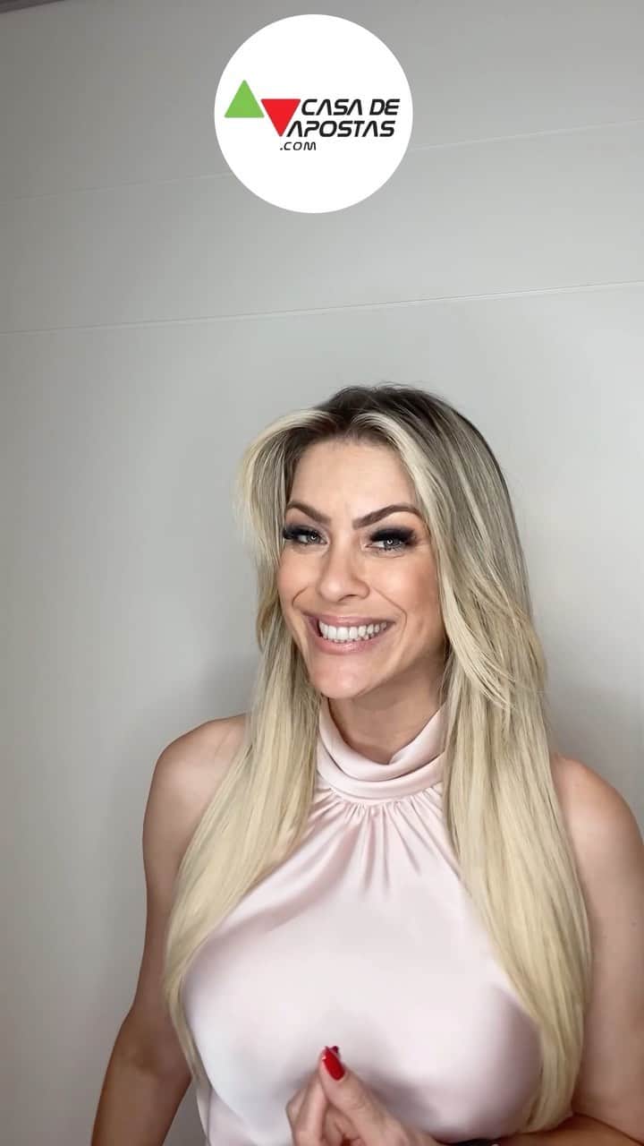レナータ・ファンのインスタグラム：「Chegou a hora, galera! 👀 Eu vou com o Inter até o fim e  deixei meus palpites da última rodada da Série A na @casadeapostas_br!   O #Brasileirão termina hoje, mas a bola não para nunca na Casa! Campeonatos europeus, estaduais, Copa do Nordeste! Tudo isso com suporte 24h  Vem pra Casa! 🚀🏠  #casadeapostas #renatafan #campeonatobrasileiro」
