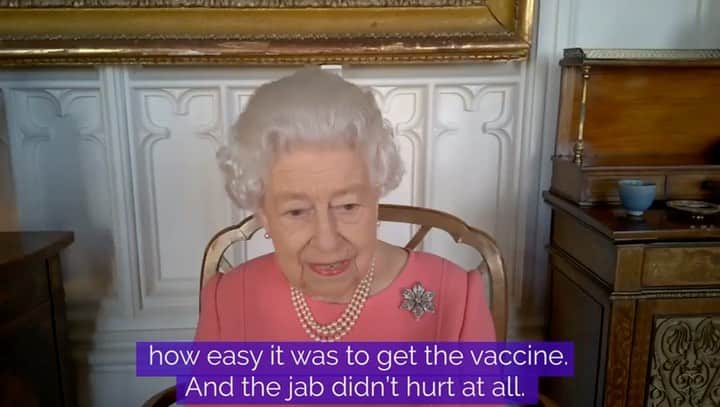 ロイヤル・ファミリーのインスタグラム：「This week, The Queen joined a video call with the four health officials leading the deployment of the COVID-19 vaccine across England, Scotland, Wales and Northern Ireland.   Her Majesty heard about the extraordinary team work taking place all over the United Kingdom, and the vital importance of delivering the vaccine to every community.  The Queen spoke about her own experience of the vaccine, and congratulated all four nations on their remarkable efforts.  In recent weeks, Members of the Royal Family have visited vaccine centres to thank volunteers and key workers. Follow the link in our bio to find out more.」