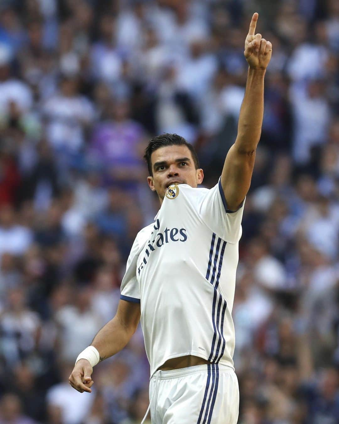 LFPさんのインスタグラム写真 - (LFPInstagram)「A 🔝 defender who made HISTORY for @realmadrid!  Happy birthday, @official_pepe! 🤍🎂🇵🇹  🔝 Uno de los mejores centrales en la historia del #RealMadrid.  ¡Feliz cumpleaños, #Pepe!  #LaLiga #LaLigaSantander #LaLigaHistory #Football #YouHaveToLiveIt #HayQueVivirla #HBD」2月26日 17時58分 - laliga