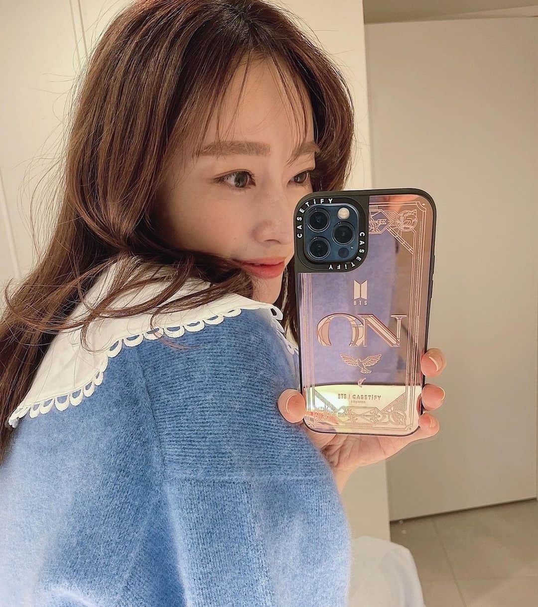 小祝麻里亜のインスタグラム：「BTS × CASETiFYのコラボケース💜  去年発売したヒット曲「ON」の一周年記念コラボで、色々種類があったけど私はミラータイプにしました😊💜 (インパクトケースはすでに持ってるので👌)  だいすきが止まらないよ〜🐻 可愛い〜🐯  ミラーだから、ちょっと鏡見たい時にも便利だね📲 今日からウェイトリストも公開されたそうです🙆‍♀️✨  sponsored by @CASETiFY @bts.bighitofficial  ． ． ． ＿＿＿＿＿＿  #CASETiFY #BTS #BTSxCASETiFY #ON #caseiphone #iphonecase #CASETiFY #방탄소년단 #방탄  #셀스타그램 #얼스타그램 #아이폰케이스 #아이폰12프로 #アイフォンケース #防弾少年団」