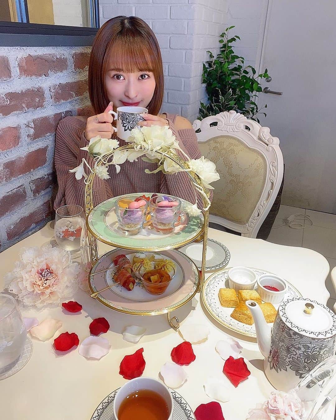 三浦亜莉沙のインスタグラム：「﻿ ▷▷ 𝐚𝐟𝐭𝐞𝐫𝐧𝐨𝐨𝐧 𝐭𝐞𝐚﻿ ﻿ 友達と渋谷にある﻿ 可愛いカフェでアフタヌーンティー🌹🤍﻿ ﻿ 店内すっごく可愛くて﻿ お姫様空間でした🏰💟﻿ ﻿ #渋谷 #カフェ #cafe #カフェ巡り #女子会﻿ #アフタヌーンティー #afternoontea﻿ #ラアンジュ #﻿」