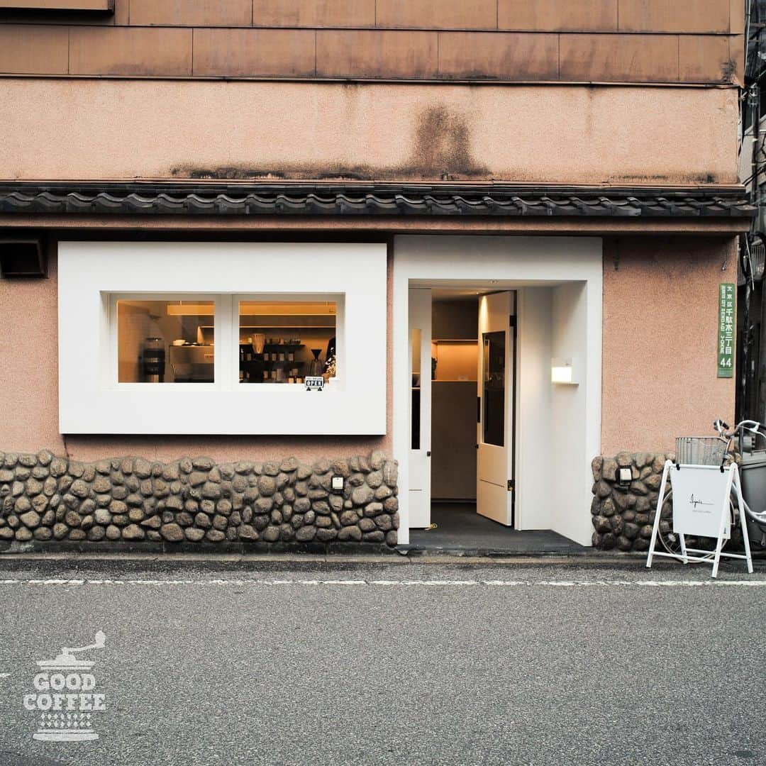 goodcoffeemeさんのインスタグラム写真 - (goodcoffeemeInstagram)「. ☕️ Good Coffee Crew Recommend Shop Info ☕️  【ignis ／ 東京・千駄木】  GC Crew：@tomo__110 「日暮里駅から10分程、谷中銀座を進むと『ignis』に。 ブレンズコーヒーやポールバセット、グリッチと言った様々なアプローチでコーヒーを魅了してきた名店で経験をつんだ土橋バリスタが満を持して昨年12月にオープンしたコーヒースタンドです。  土橋バリスタが美味しいコーヒーを追求してコーヒーへの燃え上がる情熱の炎を注ぎながら素敵なコーヒーを淹れている場所。  そんな場所に降り立つ時に、この街をコーヒーを介して世界一の街に、と目標を立てたそうです。そんな目標はローカルの方にも通じ、すでに商店街や地域の方の憩いの場にも。  もちろん、誰が訪れても素敵なコーヒーと素敵なホスピタリティーで迎え入れてくれるコーヒースタンドです。」  — 📍東京都文京区千駄木3-44-11 🕘8:30〜18:00 (土日祝 11:00〜18:00) 定休日：不定休 —」2月26日 18時00分 - goodcoffeeme