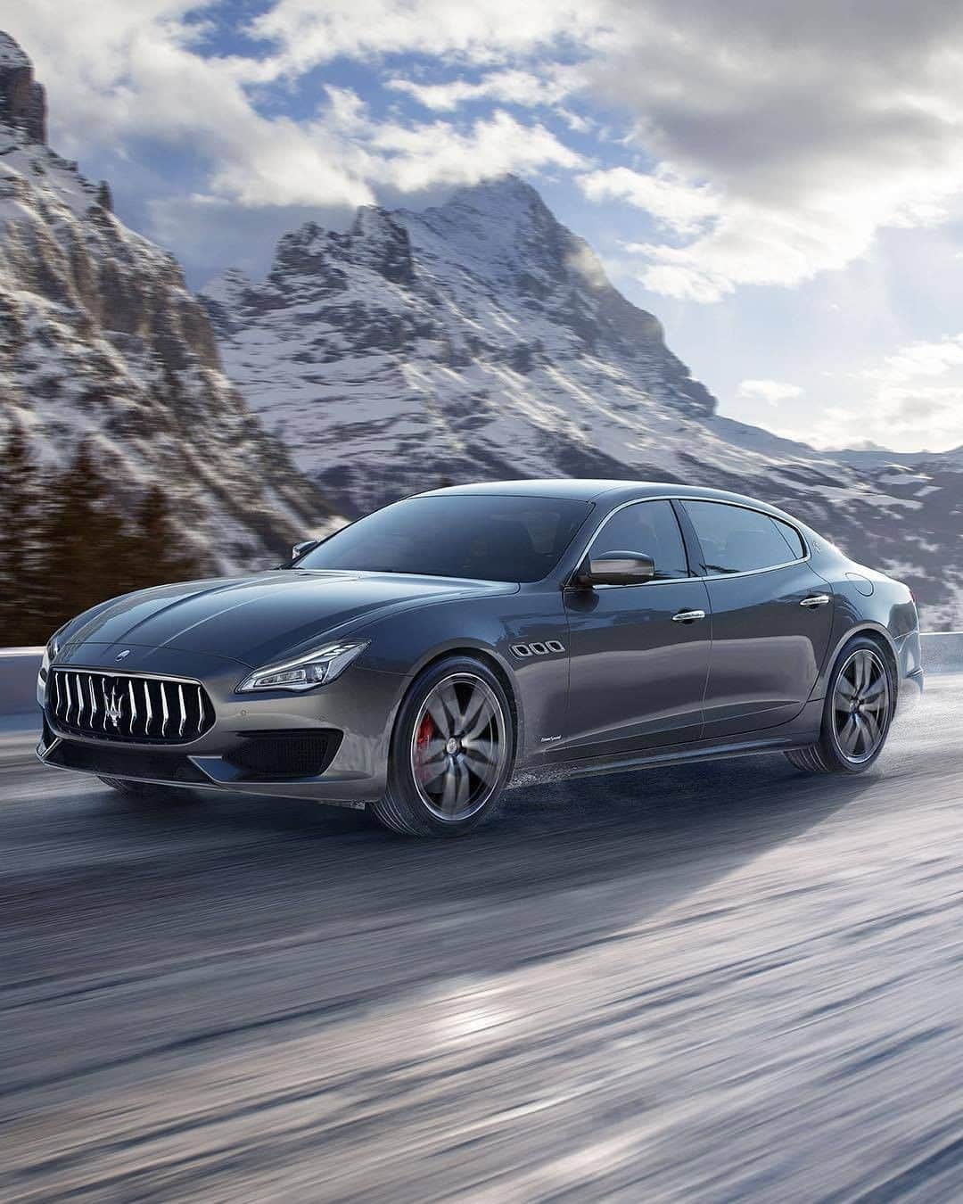 Maserati Japan | マセラティ ジャパンのインスタグラム：「艶やかなシルエットに宿る、類稀なるマセラティの美学。『クアトロポルテ』が体現する、イタリアンデザインの真髄を、そのフォルムから感じ取ってください。  #Maserati #マセラティ #MaseratiJapan #マセラティジャパン #Quattroporte #クアトロポルテ  クアトロポルテの詳細はこちら https://www.maserati.com/jp/ja/models/quattroporte」