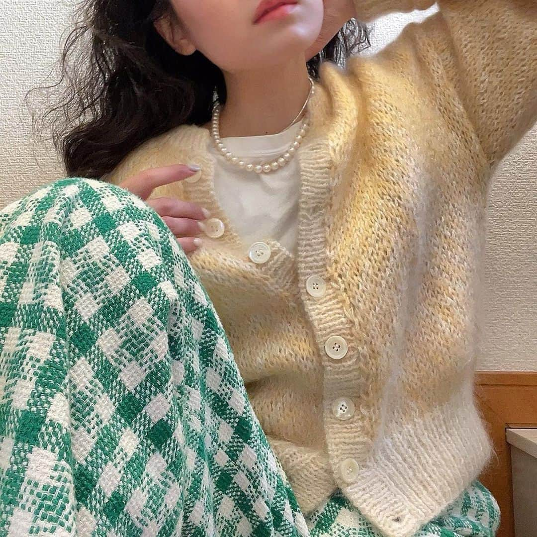 MERYさんのインスタグラム写真 - (MERYInstagram)「.⁣ 春は「グリーン×ホワイト」コーデがお洒落で可愛い🌿⁣ .⁣ 華やかで淡い色合いの服が増える春。そんな春でも、甘すぎないカラーコーデを楽しむなら「グリーン系×ホワイト系」の組み合わせがオススメです。どこか大人っぽくて、洗練された雰囲気になるグリーン。きちんとした印象になる濃いめのグリーンも、優しい印象になる薄めのグリーンも、どちらも可愛いですよね💚⁣ .⁣ MERYでは他にも「かわいい」に近づくさまざまな情報を発信しています。⁣ @mery.beauty コスメ・美容に特化した情報をお届け♡⁣ @mery_spot 話題のカフェやお出かけスポットをご紹介！⁣ こちらもぜひチェックしてみてください！⁣ .⁣ .⁣ photo by @_crescent_moon7_ @421ui @k_riko__⁣ .⁣ #MERY #regram #instagram #instafashion #fashion #ootd #coordinate #데일리룩 #옷스타그램 #오오티디 #코디 #패션 #패션피플 #グリーンコーデ #ホワイトコーデ #春コーデ #春服 #パステルカラー #春服コーデ #カラーコーデ #ギンガムチェック #コーデ #コーディネート #ファッション #今日のコーデ #今日の服 #お洒落 #お洒落さんと繋がりたい #MERY女子 #メリー」2月26日 18時00分 - mery.jp