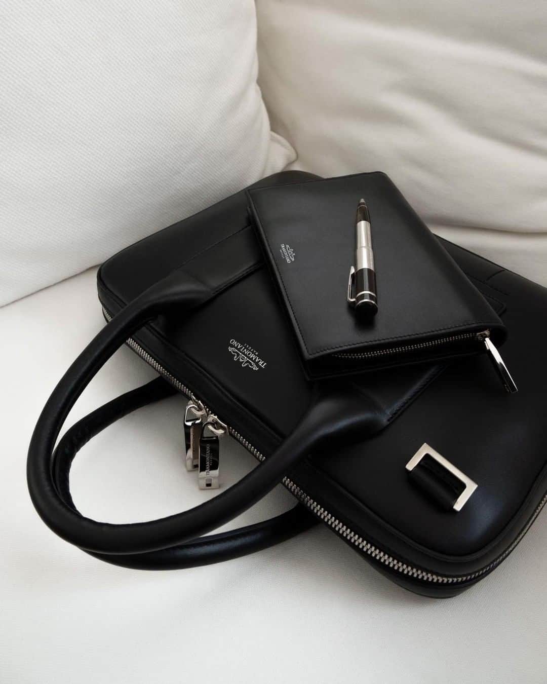 トラモンターノのインスタグラム：「Smart working with style.  #Tramontano #TramontanoNapoli」