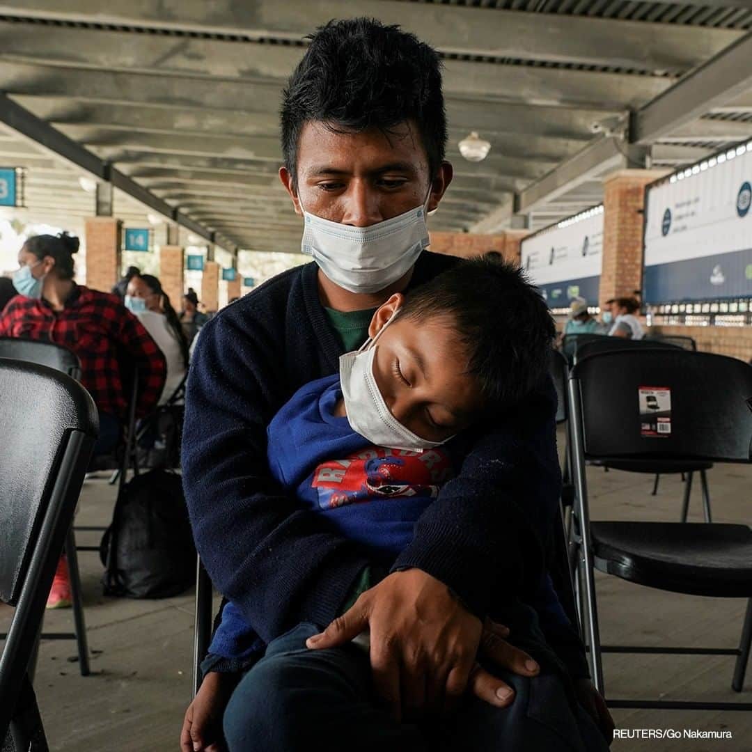 ABC Newsさんのインスタグラム写真 - (ABC NewsInstagram)「A migrant who crossed Gateway International Bridge from Mexico side to be processed to seek asylum in the U.S., waits with a child at a bus terminal to head to their destination, in Brownsville, Texas. #migration  #asylum」2月26日 18時00分 - abcnews
