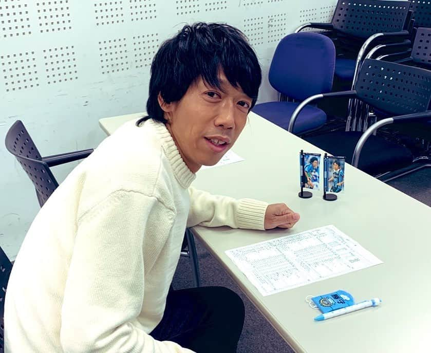 中村憲剛さんのインスタグラム写真 - (中村憲剛Instagram)「:﻿ 試合開始までスタンバイ中‼︎﻿ まもなくです‼︎﻿ 楽しみ‼︎﻿ ﻿ #今日はこちらで試合観戦﻿ #テレビ朝日さんの一室﻿ #人生初の開幕戦テレビ局観戦﻿ #試合後﻿ #報道ステーションさんに出演します ﻿ #開幕戦の試合解説をします﻿ #生放送なので緊張MAX﻿ #ケンゴグッズ用意してくれていました笑」2月26日 18時01分 - kengo19801031