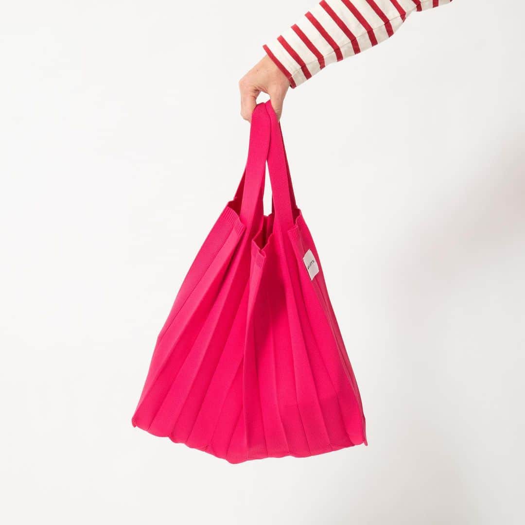 NOLLEY'S ノーリーズさんのインスタグラム写真 - (NOLLEY'S ノーリーズInstagram)「﻿ ﻿ 〈春のはじまりを告げる、カラーアイテム〉﻿ ﻿ "pink"﻿ ﻿ 春の温かみを加えてくれる"pink"﻿ 今年はピンクのワントーンもオススメ！﻿ もちろんいつものコーディネートに＋1するだけで一気に春気分に♪﻿ ﻿ ﻿ ✔︎ 【LORISTELLA/ ロリステッラ】メタルスリムレザーポシェット﻿ 1-0150-1-12-123﻿ カラー:ピンク/ ブラック﻿ サイズ:F﻿ ¥12,100 税込﻿ ﻿ ✔︎ 【manipuri/ マニプリ】シルクプリントスカーフ﻿ 1-0408-1-14-102﻿ カラー:ピンク系その他3 /イエロー系その他3 /ブラウン系その他3﻿ サイズ:F﻿ ¥17,600 税込﻿ ﻿ ✔︎ プリーツニットトートバッグ﻿ 1-0135-1-12-107﻿ カラー:グリーン/ ブラック/ ピンク﻿ サイズ:F﻿ ¥5,280 税込﻿ ﻿ ✔︎ Vアンクルヒールサンダル﻿ 1-0150-1-17-102﻿ カラー:ブラック/ ピンク/ ライトグレー﻿ サイズ:36/ 37/ 38﻿ ¥25,300 税込﻿ ﻿ ーーーーーーーーーー﻿ ﻿ 店頭ではセール対象外の商品も特別に10%OFFとなります！﻿ 詳しくはスタッフまでお問い合わせください。﻿ ﻿ ※店頭では新型コロナウイルス感染拡大防止に向けた取り組みを行っております。﻿ ご協力をお願い致します。﻿ ﻿ ﻿ ﻿ ﻿ ☑︎ノーリーズ公式オンラインサイトNOLLEY'S MALL送料無料キャンペーンを開催しております！﻿ また、スペシャルクーポンイベントも行っております。詳しくはNOLLEY'S MALLをご覧下さい。﻿  ﻿ ﻿ ﻿ ﻿ 【ノーリーズ公式LINEアカウントはじめました!!】﻿ ﻿ 最新のイベント情報やお得な情報などを﻿ お届けしていきます♪﻿ ﻿ ﻿ この機会に、ぜひ友だち登録してくださいね。﻿ ﻿ @nolleys_official﻿ ﻿ で、ぜひID検索お願い致します！﻿ ﻿ ﻿ #nolleys#nolleyssophi#ノーリーズ#ノーリーズソフィー#着回し#2021SS#春小物#spring#おうちコーデ#コーディネート#カジュアルコーデ#今日の服#大人女子#レイヤードスタイル#コーディネート#今日のファッション#pink#ピンク#ニットトート#カラーサンダル#manipuri#マニプリ#スカーフ#minibag#春#春コーデ」2月26日 18時01分 - nolleys_official