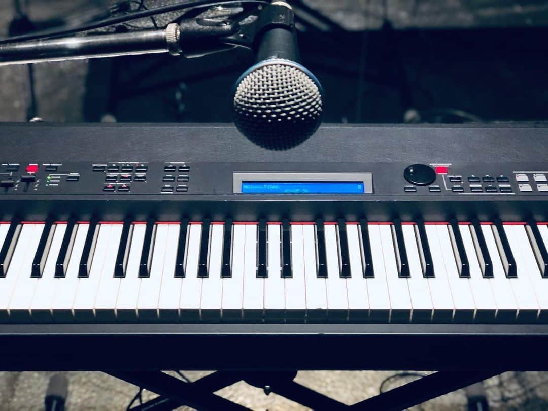 中嶋ユキノのインスタグラム：「昨日今日、ひとりライブ2Days。  ワンマンのようなセットリストを組んで、 MCもいれて（その時思いついたこと喋る） 本番みたいな照明加減にして。  早くお客さんを目の前に歌いたいなー。  #中嶋ユキノ #ひとりライブ #頭の中ではお客さん目の前」