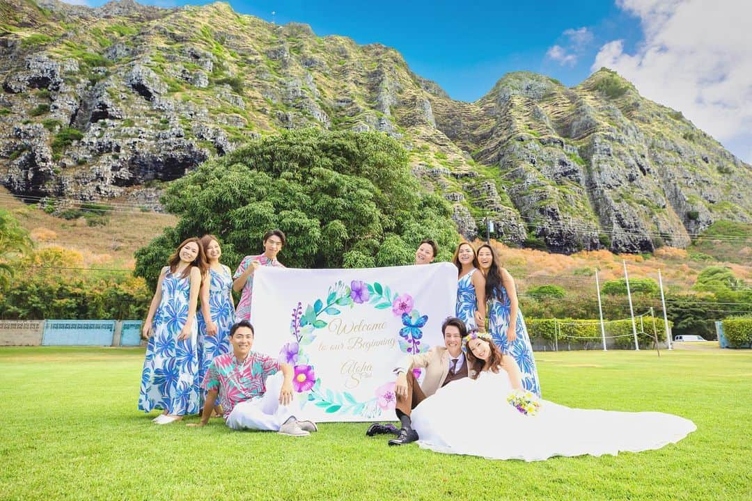 ベストブライダル公式 ハワイウエディングのインスタグラム：「【HAWAII WEDDING】 美しいコオラウ山脈に守られた 完全にプライベートなガーデン🌴 フォトスポットがたくさんあるので ゲストの皆さまと楽しみながら 贅沢な時間をお過ごしいただけます✨ .  ■Chapel：#アロハエスクラブ ■Area：ハワイ .  -----------------------------------------------  ▼公式HPはこちらから＊* 　https://bestbridal-resort.jp/  　※オンライン相談　受付中！ . 『#ベストブライダルリゾート』 のハッシュタグをつけて投稿してくださいね♩ 公式IGでリグラムさせていただきます＊* ✈@bestbridal_overseas -----------------------------------------------  . #ベストアニバーサリー #bestanniversary #wedding #リゾートウエディング #リゾ婚 #海外ウェディング #ハワイ挙式 #ハワイウェディング #沖縄挙式  #沖縄ウェディング #resortwedding  #okinawawedding #hawaiiwedding #beachwedding  #weddingphoto #okinawaweddingphoto #ウェディングフォト #フォトウェディング #2021夏婚  #2021秋婚  #2021冬婚  #日本中のプレ花嫁さんと繋がりたい  #プレ花嫁 #marry花嫁 #挙式レポ  #ガーデンウェディング #ガーデンフォトスポット #ガーデンフォト」