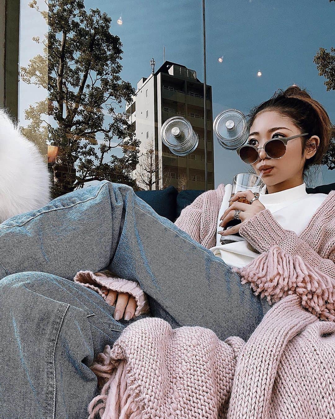 佐藤あずみのインスタグラム：「ネイルとニットの色見ばっちぐ💅  まつエク付けたからすっぴん気にせず、すーぐにカフェ行っちゃうよ〜ん💞  横の白いモフモフは大吉🤣🐶💕  #nail #nails #nudenails #simplenails #ネイル #ヌードネイル #細フレンチネイル #細フレンチ #シンプルネイル #ジェルネイル #まつエク」