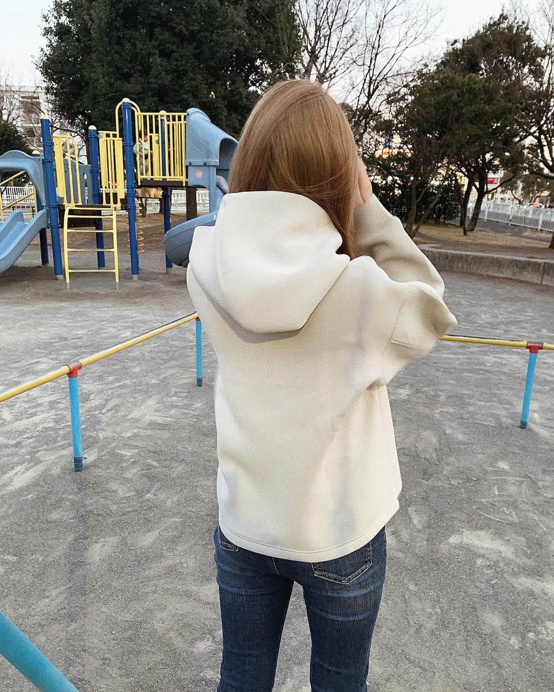 Yuria_Kawashimaのインスタグラム：「. . 甥っ子と公園に⛲️💕🥸 . 去年UNIQLOで買ったパーカーもちもち🤍 フードが立ってくれるからそこが魅力的で🌊💭 ゆったり着たかったからXL！ . このシリーズはもう無いみたいだけど NEWバージョンあったよ！ ホワイトとブラックも欲しいから買っちゃおうかな〜！ . #offday#cafe#fhoto#favorite#followme#like4follow#happy#lfl#followforfollowback#holiday#フォロバ#いいね#좋아요반사#소통해요#카페투어#카페스타그램#렌즈리뷰#일상#팔로우#팔로우환영#パーカー#パーカー女子#ユニクロコーデ#UNIQLO#ユニクロファッション」