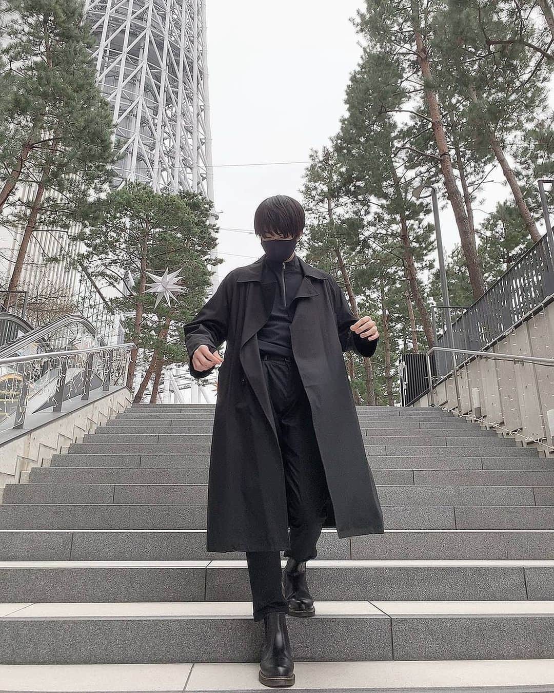 のインスタグラム：「最近はシンプル着がちです😎  #photooftheday#camera#portrait#model#外山将平#役者#俳優#今日の外山#ootd #写真#撮影#カメラ#ポートレート#ファインダー越しの私の世界#筋トレ#作品撮り#黒髪#メガネ男子#ブラックコーデ#winter#fashion#instagood #マーチン男子」