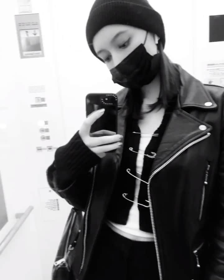 アシュリーのインスタグラム：「🐻‍❄️🖤」