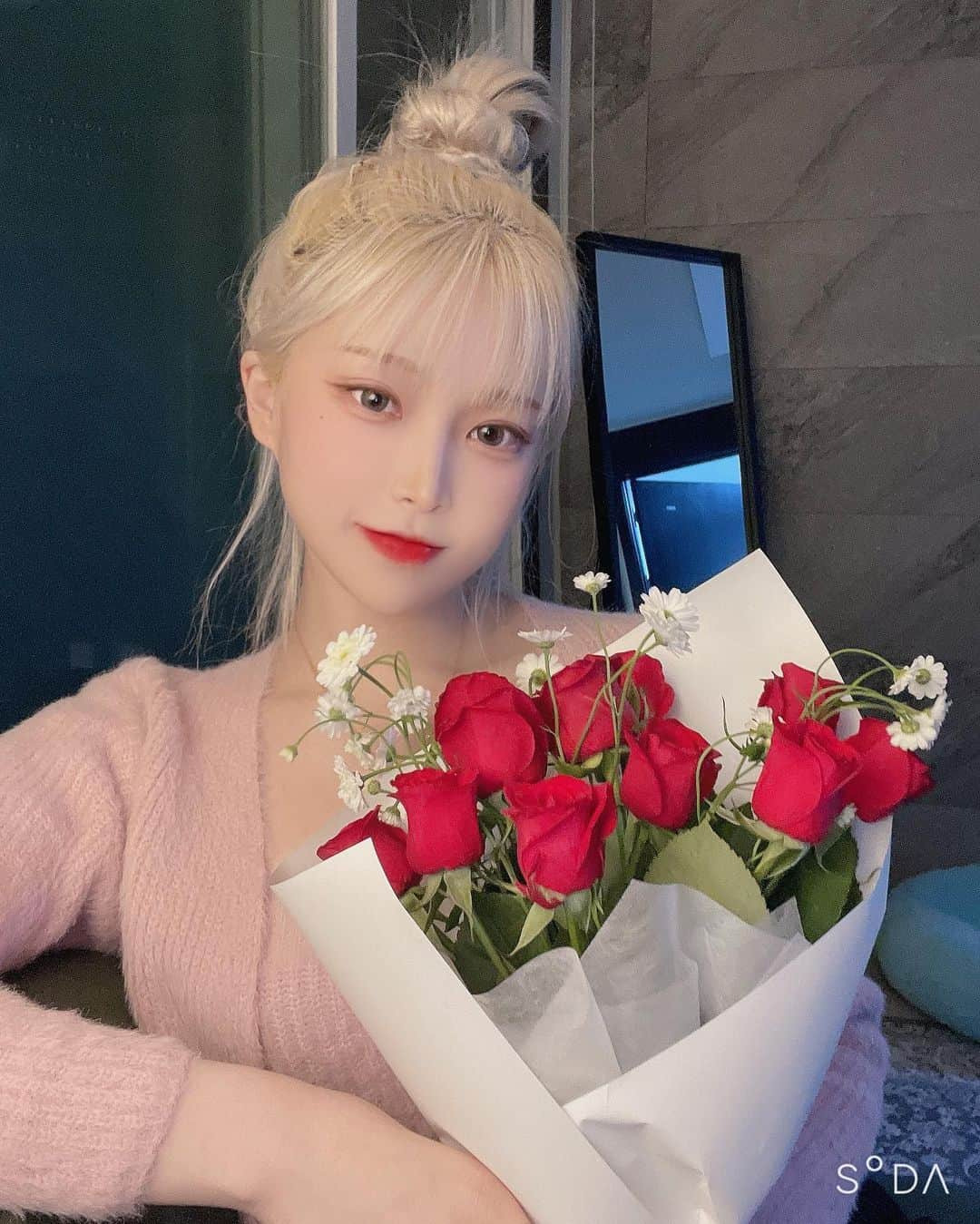 オ・ジウンさんのインスタグラム写真 - (オ・ジウンInstagram)「예뿌니들 다들 졸업 너무너무 축하해효 ♡ 💐 저도 졸업할 때가 있었는데,, 4년전이라니,,  시간이 너무 빨라요 ⸝⸝ʚ̴̶̷̆ ̯ʚ̴̶̷̆⸝⸝  그래서 셀카를 선명하게 해줄 팁을  가져왔어요 ♡   -소다 어플 들어가기  뷰티 ♡  1. 자신의 얼굴에 맞게 코길이를 줄여줍니당 (-17 ) 그러면 더 예뻐보요용 2. 코길이 줄인거에 맞게 인중 위치도 올려준당 (-15) 안그러면 인중이 길어보여욤.. 메이크업 ♡  1.사진에서 입술색이 날라가는경우가 많아서  좋아하는 컬러로 입혀줍니댜  2. 블러셔도 좋아하는색으로,, 생기있게❤  #광고 #소다카메라 #SODA #졸업식 #기본카메라보정 #기본카메라보정법 #보정꿀팁 #졸업식셀카 #졸업사진」2月26日 16時40分 - gini_s2_