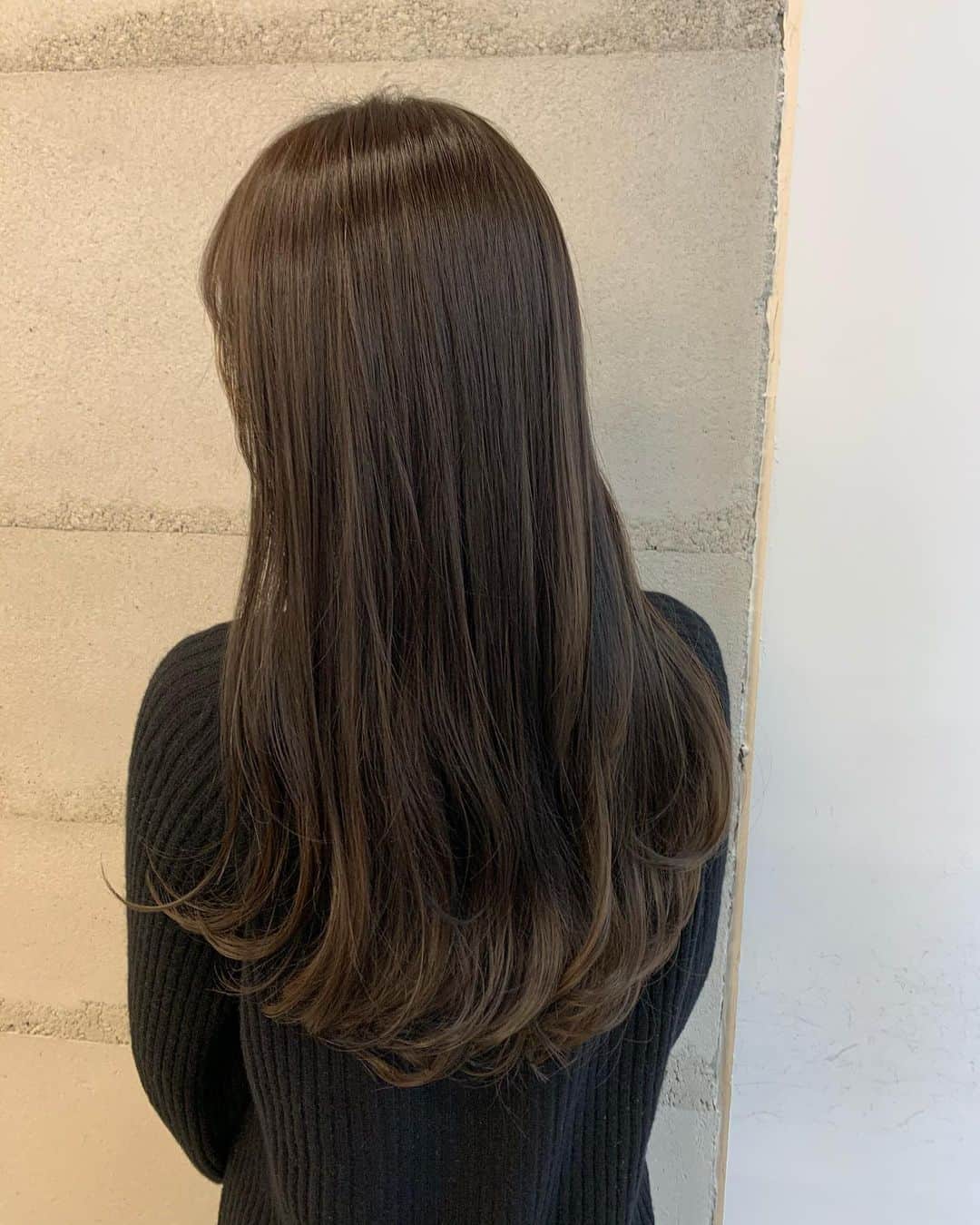 山川恵里佳さんのインスタグラム写真 - (山川恵里佳Instagram)「@ayano_fons さん💇‍♀️  カラーはビターチョコ トリートメントで髪つるん 顔まわりにはレイヤー入れてもらいました✨  なりたかった色と髪型になれて 岩井さんと私のズレ1ミリもなし🤍  岩井さんいつもありがとうございます♡  @ayano_fons  @fons_hair  #ビターチョコ #赤み消しカラー #表参道美容室 #レイヤーカット #大人女子 #春カラー #2021ss」2月26日 16時43分 - erika_3_official