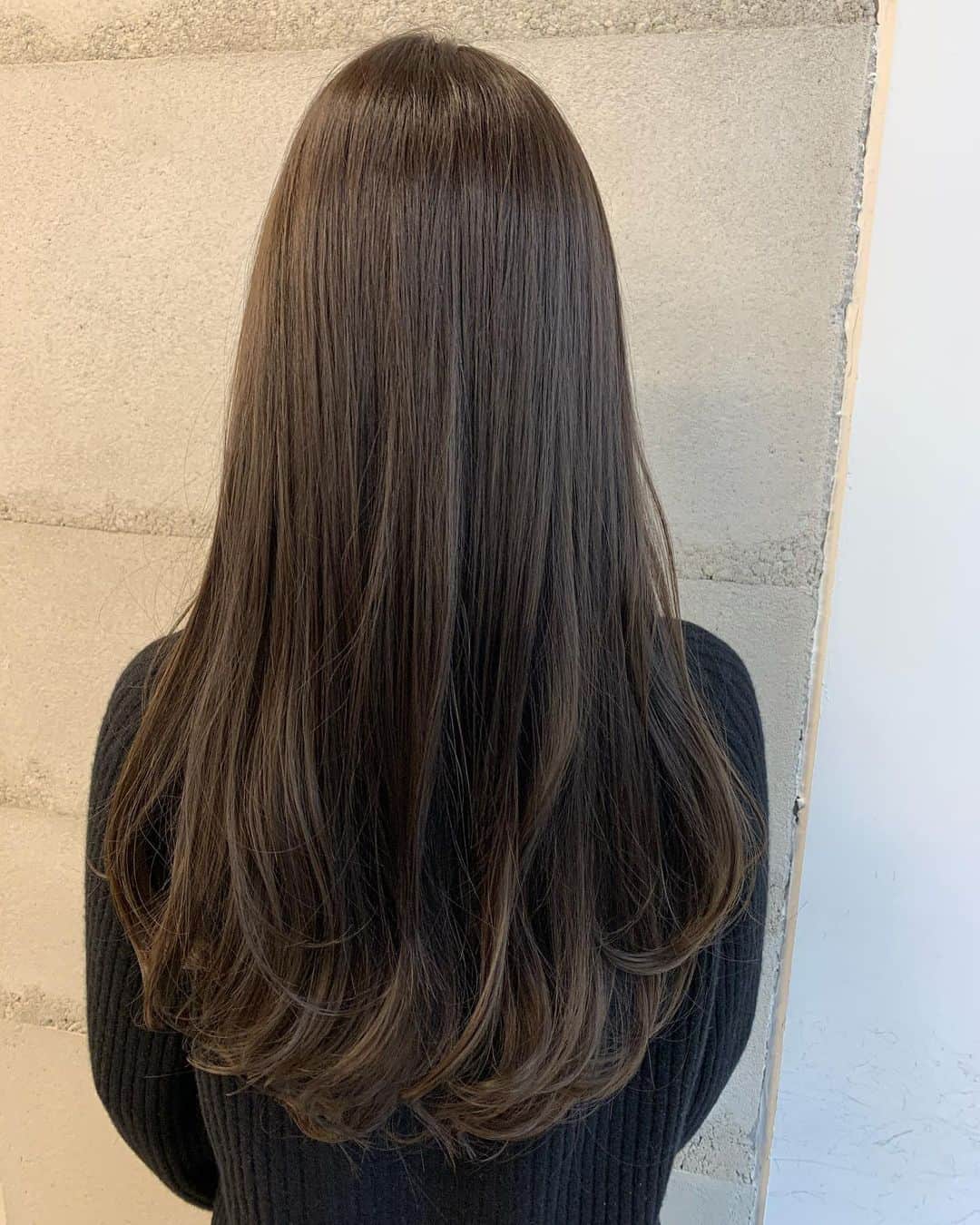 山川恵里佳さんのインスタグラム写真 - (山川恵里佳Instagram)「@ayano_fons さん💇‍♀️  カラーはビターチョコ トリートメントで髪つるん 顔まわりにはレイヤー入れてもらいました✨  なりたかった色と髪型になれて 岩井さんと私のズレ1ミリもなし🤍  岩井さんいつもありがとうございます♡  @ayano_fons  @fons_hair  #ビターチョコ #赤み消しカラー #表参道美容室 #レイヤーカット #大人女子 #春カラー #2021ss」2月26日 16時43分 - erika_3_official