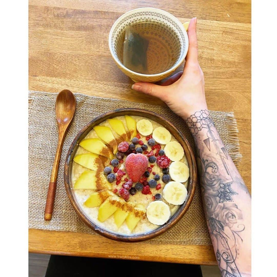 トレーシー・キスさんのインスタグラム写真 - (トレーシー・キスInstagram)「I find breakfast time a great way to get extra protein into my diet by mixing a scoop of @rawsportofficialwomen delicious salted caramel plant based protein (packing a whopping 25.5g of protein per serving) into my gluten free porridge oats that I mix with hot water and top with seasonal and frozen fruits - today I filled my bowl with mango, banana, strawberries, raspberries, blueberries a dusting of ground cinnamon and an accompanying cup of hot lemon and ginger tea. A high protein breakfast benefits all aspects of health and also supports weight loss by increasing muscle mass, energy expenditure, satiety hormones, glucose regulation and decreases cravings and the desire to snack and overeat! Take just 5mins each morning to properly fuel your day the right way and reap the results and rewards of a healthy active lifestyle 🌞 #breakfastofchampions #veganprotein #highproteinvegan #veganbreakfast #proteinoats」2月26日 16時43分 - tracykissdotcom