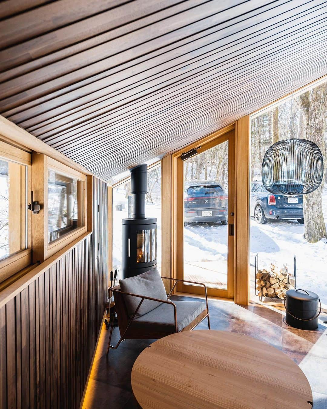 川上俊さんのインスタグラム写真 - (川上俊Instagram)「interior :  artless karuizawa (satellite office 軽井沢) - small office in the forest / architecture & design by @shunkawakami and shinkenchiku, karuizawa, wall: @asahi_woodtec, furniture: @fil_studios, fireplace: @_hwam / photography by @yukwkmi / artless Inc. - www.artless.co.jp  #shunkawakami #tinyhouse #interiorstyling #sustainablearchitecture  #architecturephotography #archdaily」2月26日 16時54分 - shunkawakami