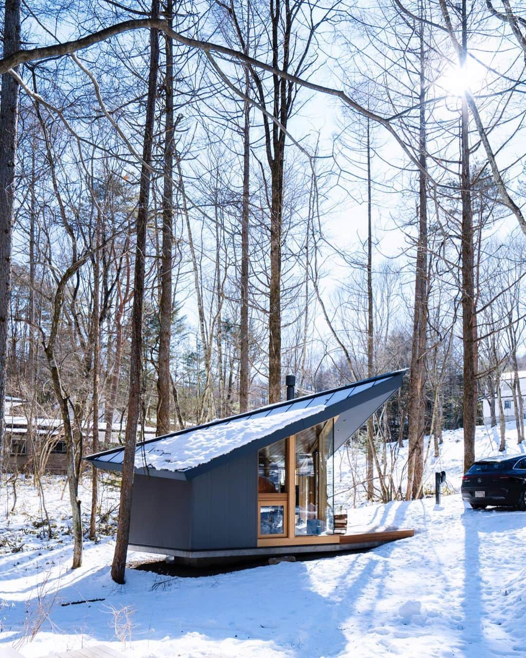 川上俊さんのインスタグラム写真 - (川上俊Instagram)「interior :  artless karuizawa (satellite office 軽井沢) - small office in the forest / architecture & design by @shunkawakami and shinkenchiku, karuizawa, wall: @asahi_woodtec, furniture: @fil_studios, fireplace: @_hwam / photography by @yukwkmi / artless Inc. - www.artless.co.jp  #shunkawakami #tinyhouse #interiorstyling #sustainablearchitecture  #architecturephotography #archdaily」2月26日 16時54分 - shunkawakami