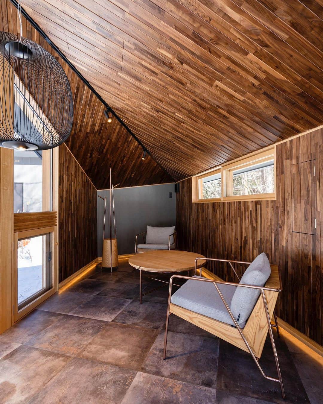 川上俊のインスタグラム：「interior :  artless karuizawa (satellite office 軽井沢) - small office in the forest / architecture & design by @shunkawakami and shinkenchiku, karuizawa, wall: @asahi_woodtec, furniture: @fil_studios, fireplace: @_hwam / photography by @yukwkmi / artless Inc. - www.artless.co.jp  #shunkawakami #tinyhouse #interiorstyling #sustainablearchitecture  #architecturephotography #archdaily」