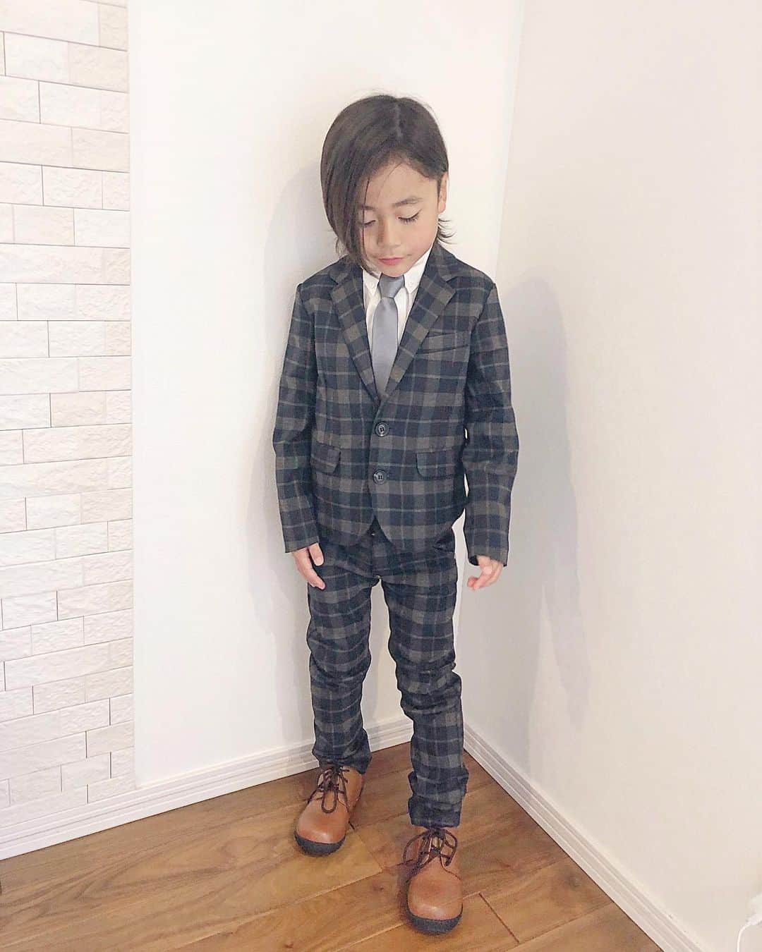 かなさんのインスタグラム写真 - (かなInstagram)「． フォロワーさんから「入学式のスーツ決まったら載せてください✨」と言って頂けてたので今日初めて試着させてみました🥰🌸 どうかな？？🙈 みんなはどんなの着るのかなぁ💭🌈楽しみ💓 ． suits @generator_official  shirt @branshes  shoes @kidsformal_chopin  tie イオンで購入♡ ． ． #息子#6歳#男の子#スーツ#スーツスタイル#入学式#入学式スーツ#入学式コーデ」2月26日 16時54分 - kana_s0130