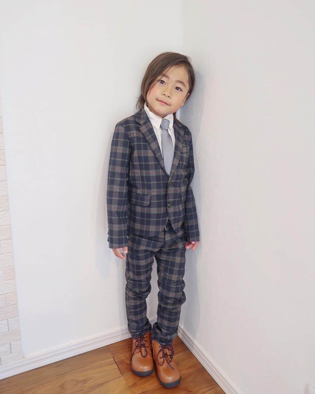 かなのインスタグラム：「． フォロワーさんから「入学式のスーツ決まったら載せてください✨」と言って頂けてたので今日初めて試着させてみました🥰🌸 どうかな？？🙈 みんなはどんなの着るのかなぁ💭🌈楽しみ💓 ． suits @generator_official  shirt @branshes  shoes @kidsformal_chopin  tie イオンで購入♡ ． ． #息子#6歳#男の子#スーツ#スーツスタイル#入学式#入学式スーツ#入学式コーデ」