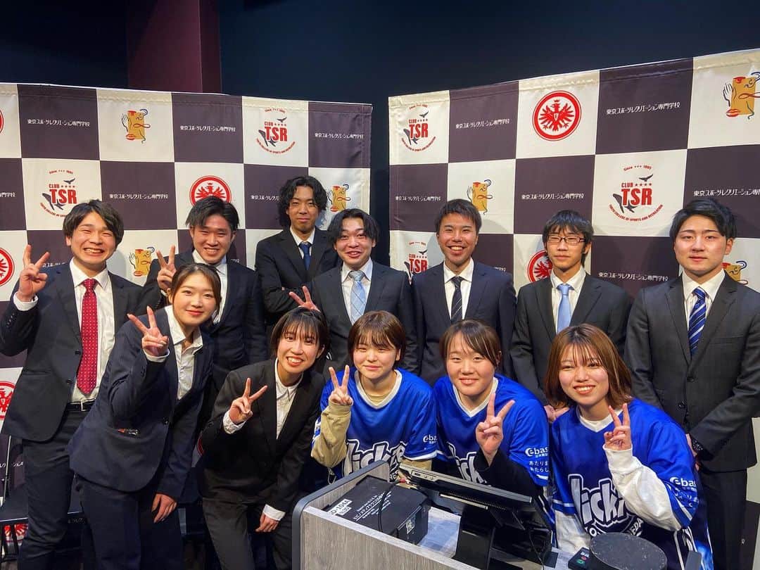 東京スポーツ・レクリエーション専門学校のインスタグラム：「学習成果発表会を本日開催しました✨﻿ ﻿ 学生が所属するセクションにて日頃の成果を﻿ 発表しました🏫🎒🎓📔﻿ ﻿ 今回はコロナウイルス感染拡大防止の観点から、﻿ 発表学生以外はオンラインでの開催となりました👨‍💻﻿ ※感染対策を実施した上で行いました。﻿ ﻿ 全26セクションの中から、中間発表会により﻿ 選抜されたさ5セクションが発表しました‼️﻿ ﻿ 学生生活での学びがとても分かりやすく伝わり、﻿ 成長を実感することが出来ましたね👨🏻‍🏫﻿ ﻿ ここまでの経験を活かして今後の活躍を期待して﻿ います！﻿ みなさんお疲れ様でした🙌🏻﻿ ﻿ #撮影時のみマスクを外しています」