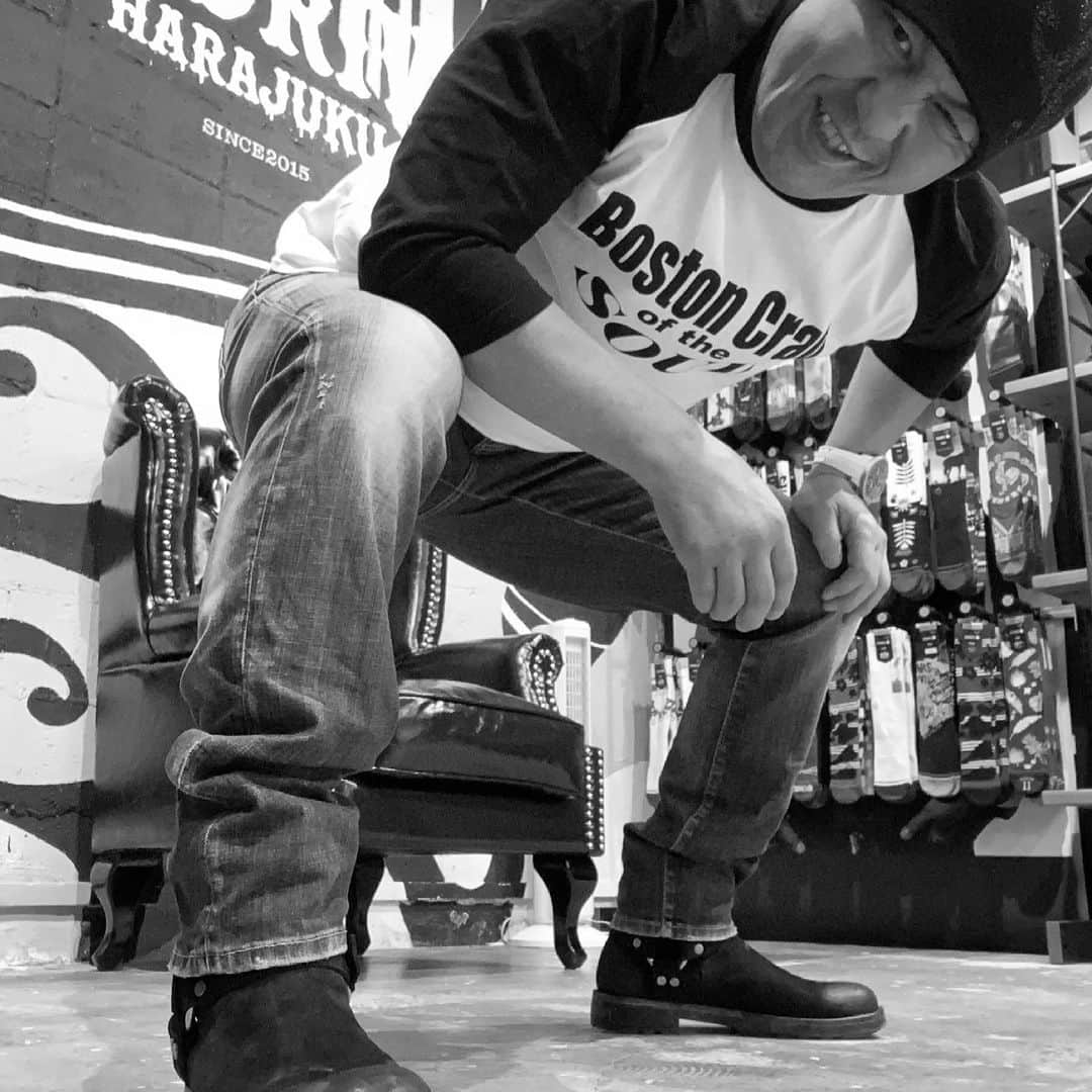 のインスタグラム：「Boston  @piledriver_harajuku  ええ、そうなんです。花粉症なんです。鼻もそうなんですが目がボンボンなんです。目ボンボン。もはや…取り出して粗塩でガシガシ洗って戻したい気分なんです。はい。んあ〜」