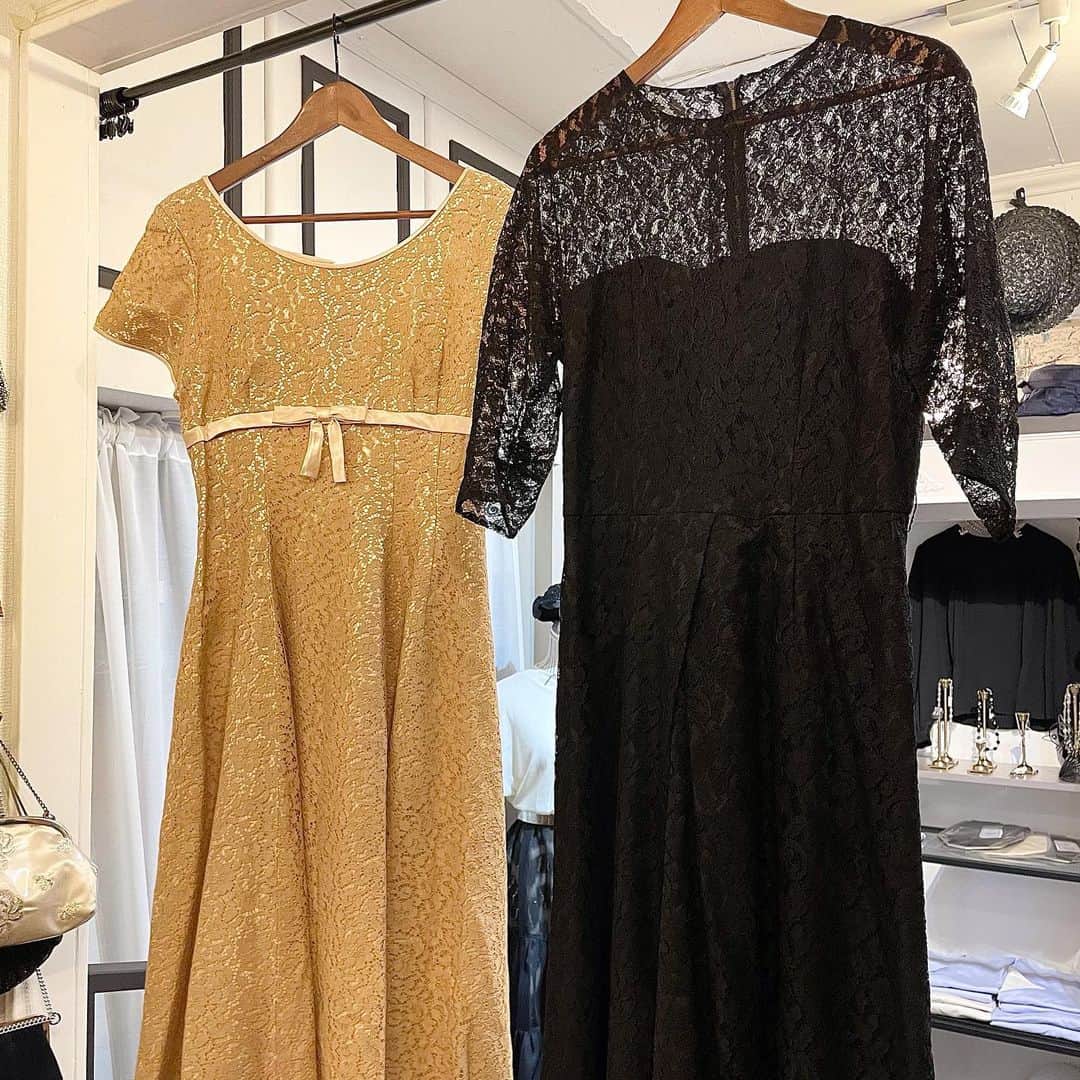NUTTY Vintage&Collectibleのインスタグラム：「💐new arrival💐  上品な総レースドレス❤︎ 今のシーズンNUTTYでも お探しの方が多いアイテムです。 結婚式のお呼ばれやパーティーにも!☑︎ ベーシックなカラーこそ繊細なレースで 周りのお友達と差をつけて！  ONLINE STOREおよびその他通販では ¥10000以上お買い上げで送料無料！ ご自宅でのショッピングにご活用下さい♡  ---------------------------------------------------- 💐Formal Fair 2021💐1/18(mon)~ ☑︎ヴィンテージジュエリーALL10%OFF  🚌送料無料🚌1/15(fri)~ ☑︎VINTAGE ONLINE STORE ¥10000以上 ☑︎SELECT BOUTIQUE ONLINE STORE ¥5000以上 お買い上げで全国一律送料無料！ （※ONLINE STORE/その他通販全て対象） ----------------------------------------------------」