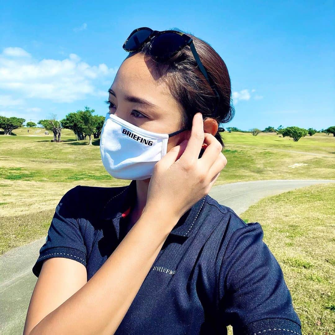 夏美のインスタグラム：「@briefing_official はマスクもシンプルでクール😊 ゴルフの時ってマスクのコーディネートに困っちゃうけど私的にこれはどんなウェアにもあいます💘 色も白•黒･ネイビー･グレー･オリーブの5色展開で全部欲しいくらい😂笑 ちなみに私は白とグレー☺️ ＊ 今キャンペーンで27日までにBRIEFING OFFICIAL Instagram( @briefing_official )アカウントをフォロー＆いいねをすると抽選でこちらのマスクがプレゼントされるそうですよ❗️😳 ＊ 詳細はタグ付けのBRIEFING OFFICIAL Instagramを是非是非チェックしてみてください☺️ ＊ #briefing  #briefingmask  #briefinggolf  #ブリーフィング　#ブリーフィングマスク　#ブリーフィングゴルフ」