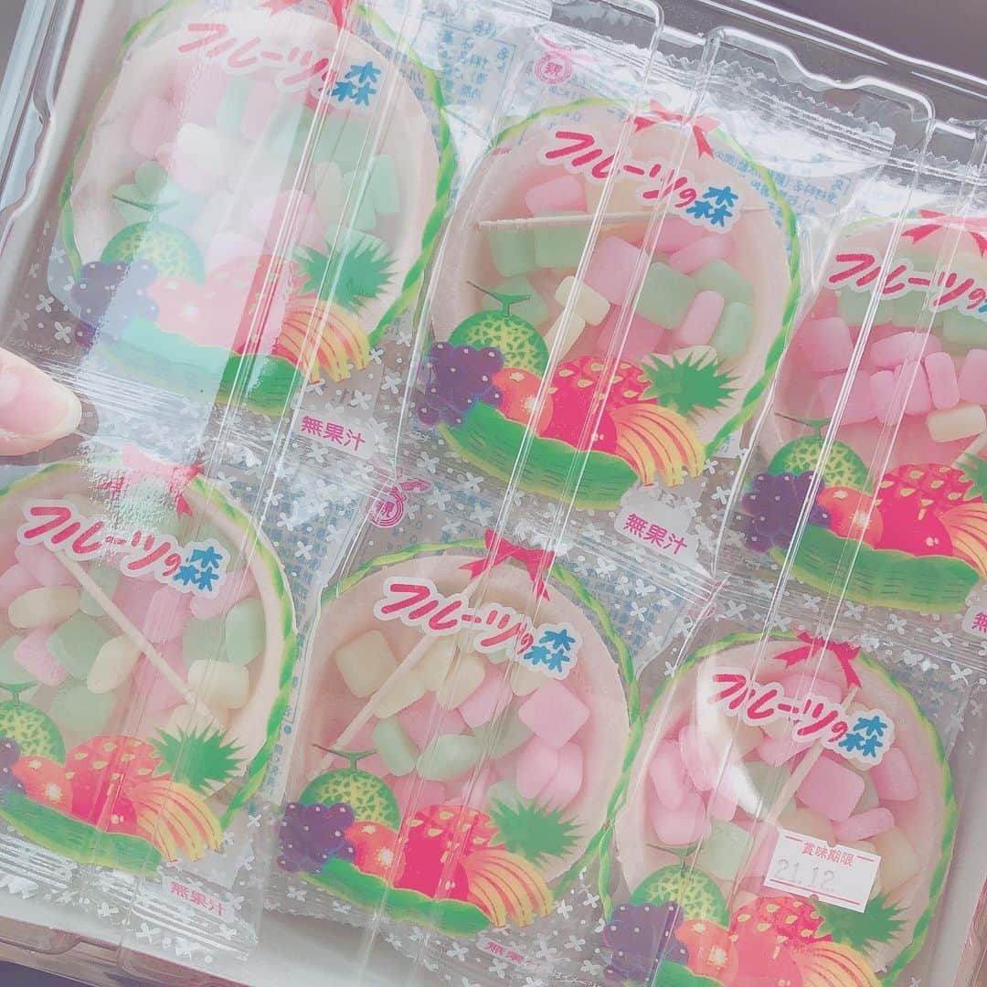 高橋真生のインスタグラム：「大人買い🥺🎀 ・ ・ #フルーツの森 #駄菓子 #駄菓子好きな人と繋がりたい」