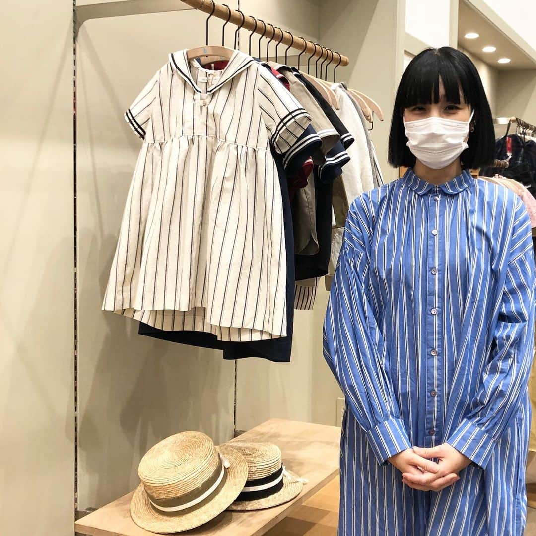 こども ビームスさんのインスタグラム写真 - (こども ビームスInstagram)「【new arrival】 ＜Au Clair De La Lune＞セーラードレスSTRIPE  デザイナーの方が来店してくださいました✨  デザイナーさんのお気に入りのアイテムはこちらのワンピース。 生地がとても気に入っているそうです💕  「Au Clair De La Lune」より、2021年春夏の新作アイテムが入荷中です🌸✨ . ▶︎セーラードレスSTRIPE カラー: IVORY×BLACK STRIPE サイズ: 100-120cm ¥13,800+税  ▶︎ カンカン ハット カラー:BLACK、KHAKI ¥11,000+税 . 新型コロナウィルスの感染拡大を防止し、お客様とスタッフの安心安全を守るため、衛生管理体制にて営業いたします。  ご迷惑をお掛けし申し訳ございませんが、何卒ご理解ご協力のほど、宜しくお願い申し上げます。  ビームス各店舗の営業状況につきましては、施設、店舗へお問い合わせください。 . #auclairdelalune #デザイナー #セーラー  #セーラーワンピース #カンカン帽 #カンカン帽コーデ #ストライプ #ストライプシャツワンピース #キッズサイズ #パリ #日本製 #madeinjapn #100cm #110cm #120cm #春夏 #春夏アイテム #新作 #春夏新作 #2021年春夏 #newarrival  #newarrivals #こどもふく #japanesekidsfashion  #kodomobeams  #beams  #daikanyama  #こどもビームス  #ビームス  #代官山 新作アイテムはプロフィールのリンク🔗からビームス公式サイト、こども ビームスページをチェック❗️ ※お問い合わせにつきましては、お電話にて承ります。」2月26日 16時57分 - kodomo_beams