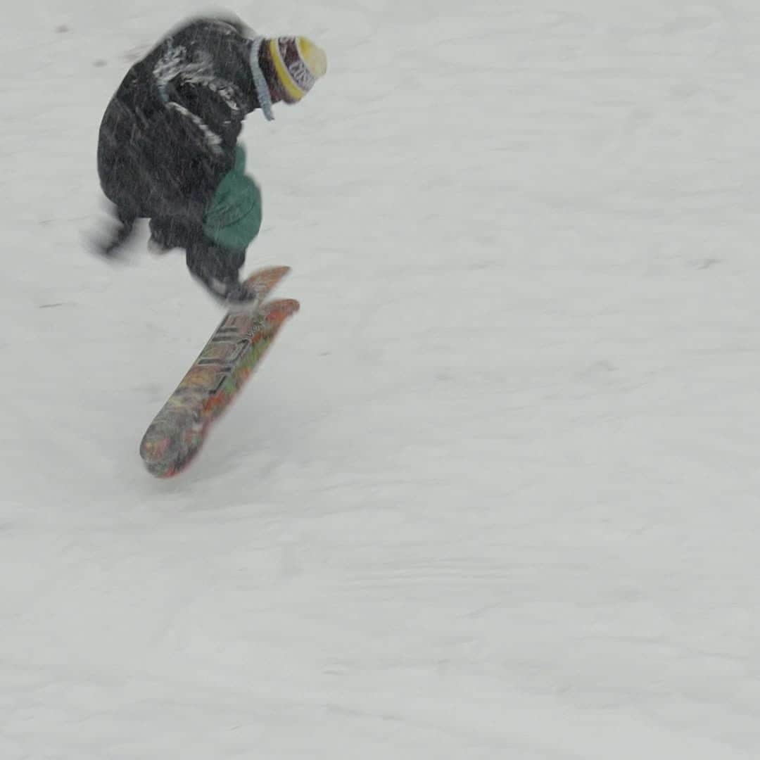 のインスタグラム：「Snow skating is officially back! Some would say it never left. Others would say it was never there to begin with. @austensweetin would say hold my beer or fair-trade organic herbal tea (depends on time of day) and watch this. ⁣ ⁣ Hit the link in our bio for more @boardslide_worldwide excellence.」