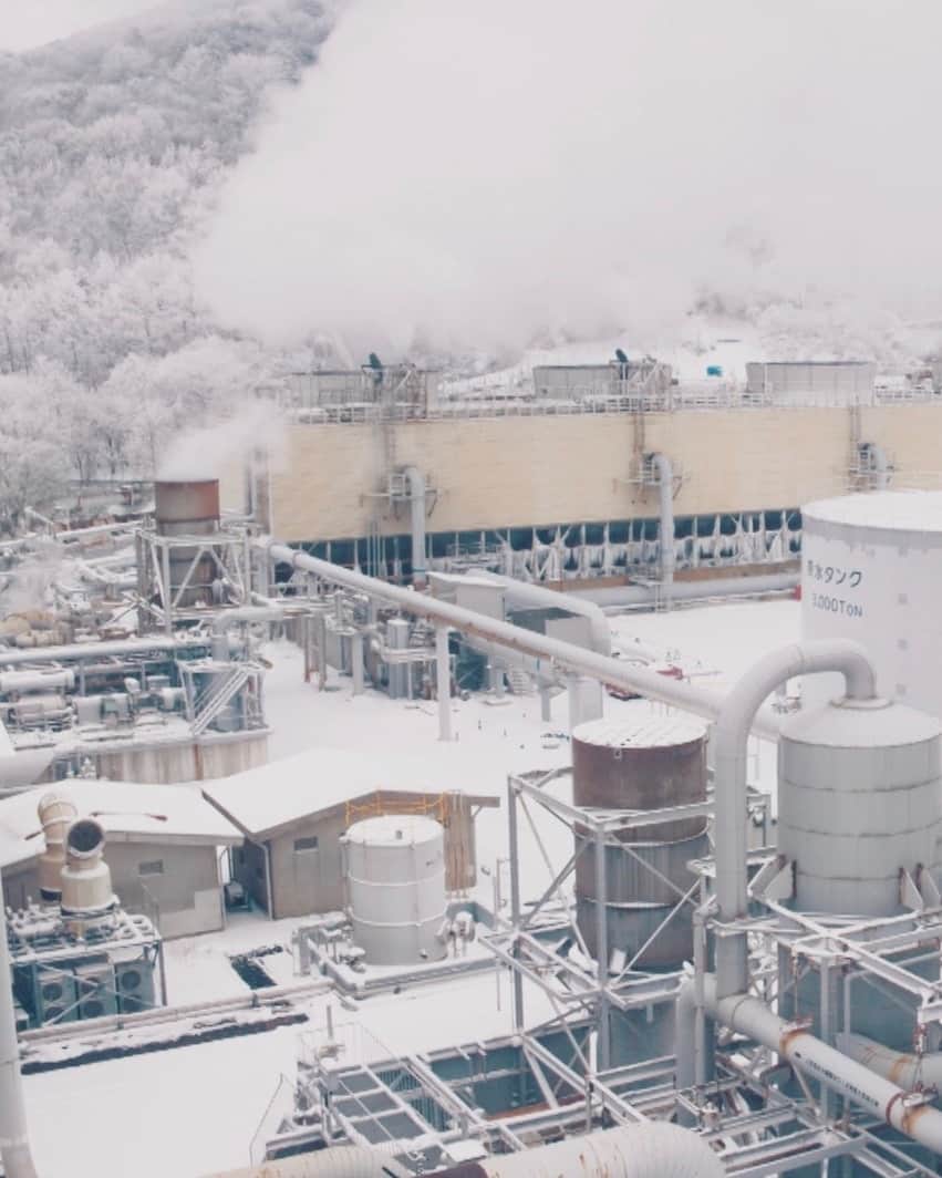 九州電力さんのインスタグラム写真 - (九州電力Instagram)「雪が舞う八丁原発電所❄️⁣ .⁣ 日本最大の地熱発電所である八丁原発電所⚡⁣ 山奥にあるこの地では、冬になると大雪が降ることもしばしば☃️⁣ 過酷な状況の中でも、環境にやさしいエネルギーを生み出すために頑張る誰かがいます💪⁣ .⁣ そんな誰かに迫ったWEB動画を九州電力公式YouTube「Kyuden Channel」で公開中📺⁣ ぜひご覧ください👀✨⁣ https://youtu.be/AVT-7utA42E⁣ .⁣ 📍八丁原発電所（大分県九重町）⁣ .⁣ 気兼ねなくお出かけできる日が来るまで、お届けする九州の風景が、皆さまの元気や癒しになれば幸いです🍀⁣ 九電グループでは、「あしたプロジェクト～あしたを、しんじて、たすけあおう～」を展開しています。詳しくは、HPをご覧ください✨⁣ .⁣ #九電 #kyuden #九州の灯り #九州ぐらむ #広がり同盟 #九州旅行 #九州 #九州愛 #kyushu #大分 #oita #おおいた #おんせん県 #おんせん県おおいた #oitagram #玖珠郡 #九重町 #九重 #くじゅう #九重連山 #くじゅう連山 #くじゅうの良さを広め隊 #発電所 #電力 #発電 #powerplant #雪の日 #冬の景色 #あしたプロジェクト#みらいに全力」2月26日 17時00分 - kyuden_official