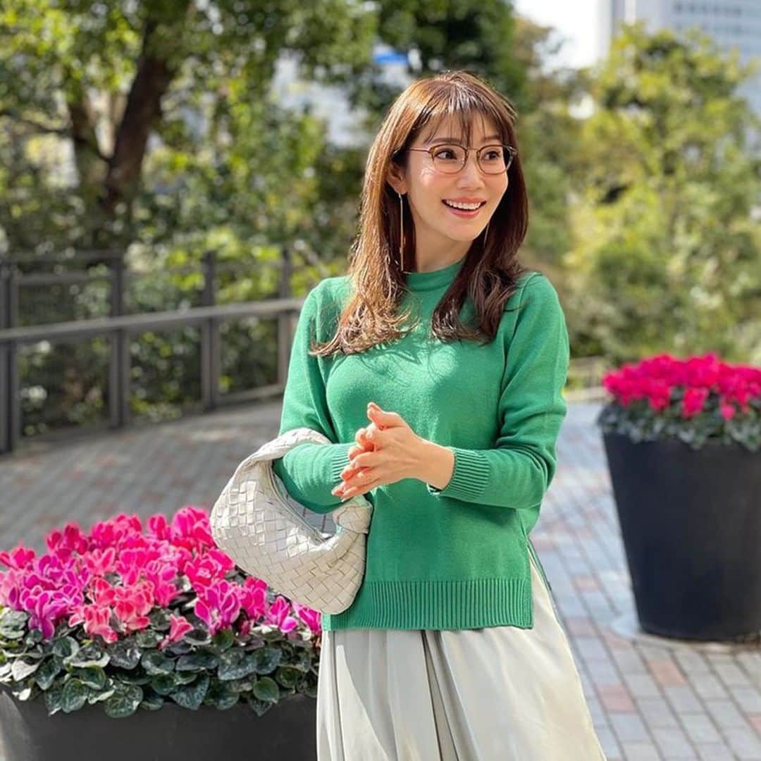 のインスタグラム：「𝙍𝙚 𝙖𝙧𝙧𝙞𝙫𝙖𝙡　2/27(土)12:00～. . ◆シンプル スリット イレヘム ニット(lpg411-1036)  ￥5,900+tax  日本製でお洗濯可能な 気分が華やぐカラフルニット💕  *****  商品についてのお問い合わせは DMもしくは最新投稿へコメントくださいませ♡  @js_staffcode でも受け付けています✨ スタッフコーデも発信中！  ▼購入方法🛒▼. @lialapg プロフィール欄URLより公式サイトへ♪. この投稿の画像をTAPしても◎.  shop @joint_space #jointspace #ジョイントスペース #js_fashion @miki__yoshida  #シンプルコーデ#大人かわいい#きれいめコーデ#きれいめカジュアル#olコーデ#フェミニンコーデ#大人フェミニン#きれいめファッション#159cmコーデ#大人かわいいコーデ#エレガントコーデ#お出掛けコーデ#春コーデ#春服#lialapg#ニット#ニットコーデ#カラフルニット#グリーンニット#サックスニット#ピンクニット」