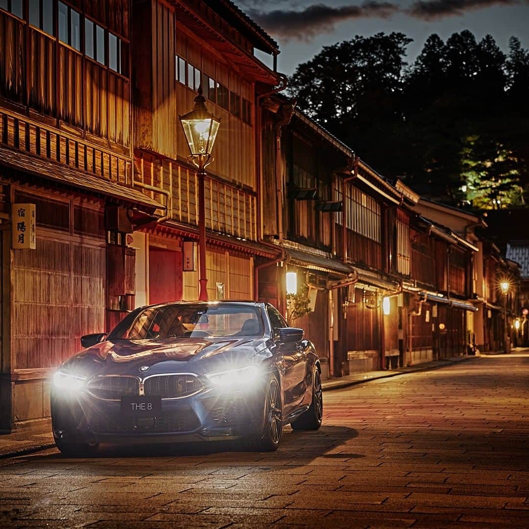 BMW Japanさんのインスタグラム写真 - (BMW JapanInstagram)「中田英寿が、世界に誇る日本の本当に「いいもの」とその作り手をBMWと共に巡る旅の連載、“にほんもの”。 今回は、BMW M8 クーペとともに、加賀百万石の時代の風情を今に伝える金沢市のひがし茶屋街へ。加賀友禅作家の柿本市郎氏を訪ねます。  京の扇絵師によって加賀に伝えられ、石川の地で発展してきた加賀友禅が描くのは、えもいわれぬ色香と気品が漂う花鳥風月。中田氏自ら染めの作業を体験しながら、その独特の技術や魅力に迫ります。  BMWの情報サイト「BMW.com Japan」で、記事の詳細をご覧いただけます。この他にも、BMWが織りなすラグジュアリーなカルチャーをご紹介するコンテンツを多数ご用意しております。「BMWLUXURY」で検索してください。  #中田英寿 #にほんもの #THEM8 #BMW #BMWJapan #駆けぬける歓び」2月26日 17時00分 - bmwjapan