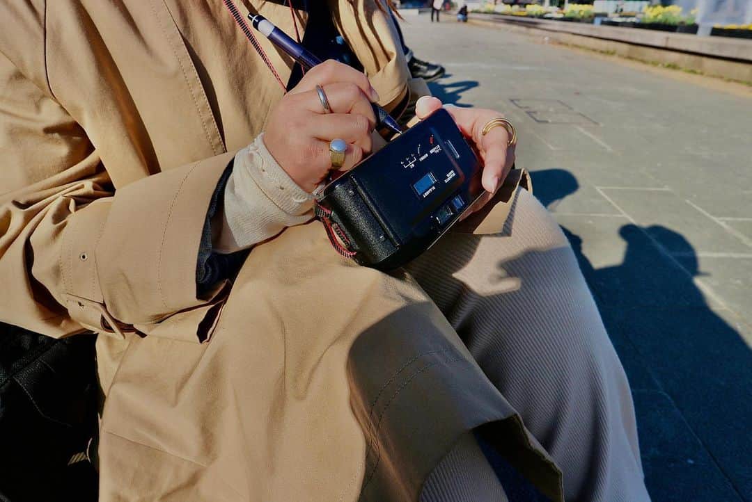 原あやのさんのインスタグラム写真 - (原あやのInstagram)「撮り歩きフレンズ、フィルムを巻く  #撮り歩き#フィルム#カメラ#はらかめら#Kodak#春」2月26日 17時05分 - ayano_hara_69
