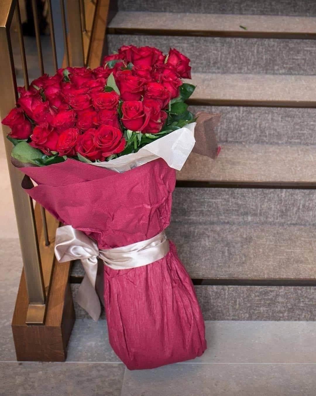 LAZOR_GARDEN_NAGOYAさんのインスタグラム写真 - (LAZOR_GARDEN_NAGOYAInstagram)「. 結婚式当日は、愛する彼からの 薔薇の花束のサプライズが♡ まるで、映画のワンシーンのような ロマンチックなおふたりにうっとりしてしまいます..* . ------------------ . 『#ラソールガーデン名古屋』で検索！ @lazor_garden_nagoya のフォロー お待ちしております＊ . #スタイルズ花嫁 #ラソール花嫁 #ブライダルハウスtutu #プレ花嫁 #卒花 #披露宴 #令和花嫁 #日本中のプレ花嫁さんと繋がりたい #結婚式 #名古屋花嫁 #東海花嫁 #愛知花嫁 #ガーデンウェディング #邸宅ウェディング #ラソ組 #marryxoxo #DRESSY花嫁 #シェアーズヘアメイク #赤ドレス #薔薇の花束 #サプライズ #薔薇 #ウェディングフォト #撮影指示書 #結婚式サプライズ #サプライズ演出 #大人花嫁 #花嫁コーデ #花嫁コーディネート」2月26日 17時07分 - lazor_garden_nagoya