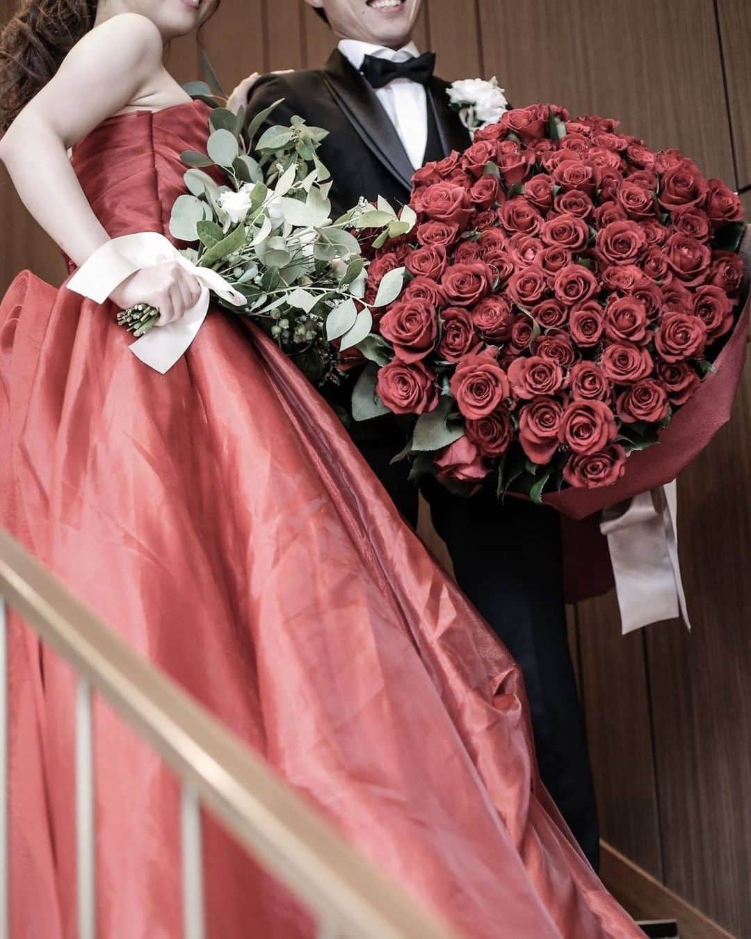 LAZOR_GARDEN_NAGOYAさんのインスタグラム写真 - (LAZOR_GARDEN_NAGOYAInstagram)「. 結婚式当日は、愛する彼からの 薔薇の花束のサプライズが♡ まるで、映画のワンシーンのような ロマンチックなおふたりにうっとりしてしまいます..* . ------------------ . 『#ラソールガーデン名古屋』で検索！ @lazor_garden_nagoya のフォロー お待ちしております＊ . #スタイルズ花嫁 #ラソール花嫁 #ブライダルハウスtutu #プレ花嫁 #卒花 #披露宴 #令和花嫁 #日本中のプレ花嫁さんと繋がりたい #結婚式 #名古屋花嫁 #東海花嫁 #愛知花嫁 #ガーデンウェディング #邸宅ウェディング #ラソ組 #marryxoxo #DRESSY花嫁 #シェアーズヘアメイク #赤ドレス #薔薇の花束 #サプライズ #薔薇 #ウェディングフォト #撮影指示書 #結婚式サプライズ #サプライズ演出 #大人花嫁 #花嫁コーデ #花嫁コーディネート」2月26日 17時07分 - lazor_garden_nagoya