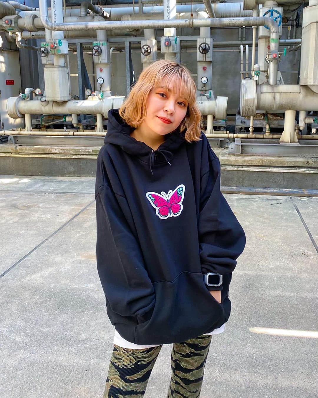 XGIRL_ootdのインスタグラム：「#xgirl_ootd @__wendys2 145cm X-girl HIROSHIMA STAFF ・ ----------------------------- ・ ▪️BUTTERFLY PATCH SWEAT HOODIE ¥12,000+tax (SIZE  M) ▪️X-girl × HYSTERIC GLAMOUR THERMAL FLARE PANTS ¥9,000+TAX (SIZE  S) ▪️REUSABLE BAG ¥1,500+TAX (SIZE ONESIZE) ・ ------------------------ #xgirl #xgirljp #xgirlus #エックスガール」