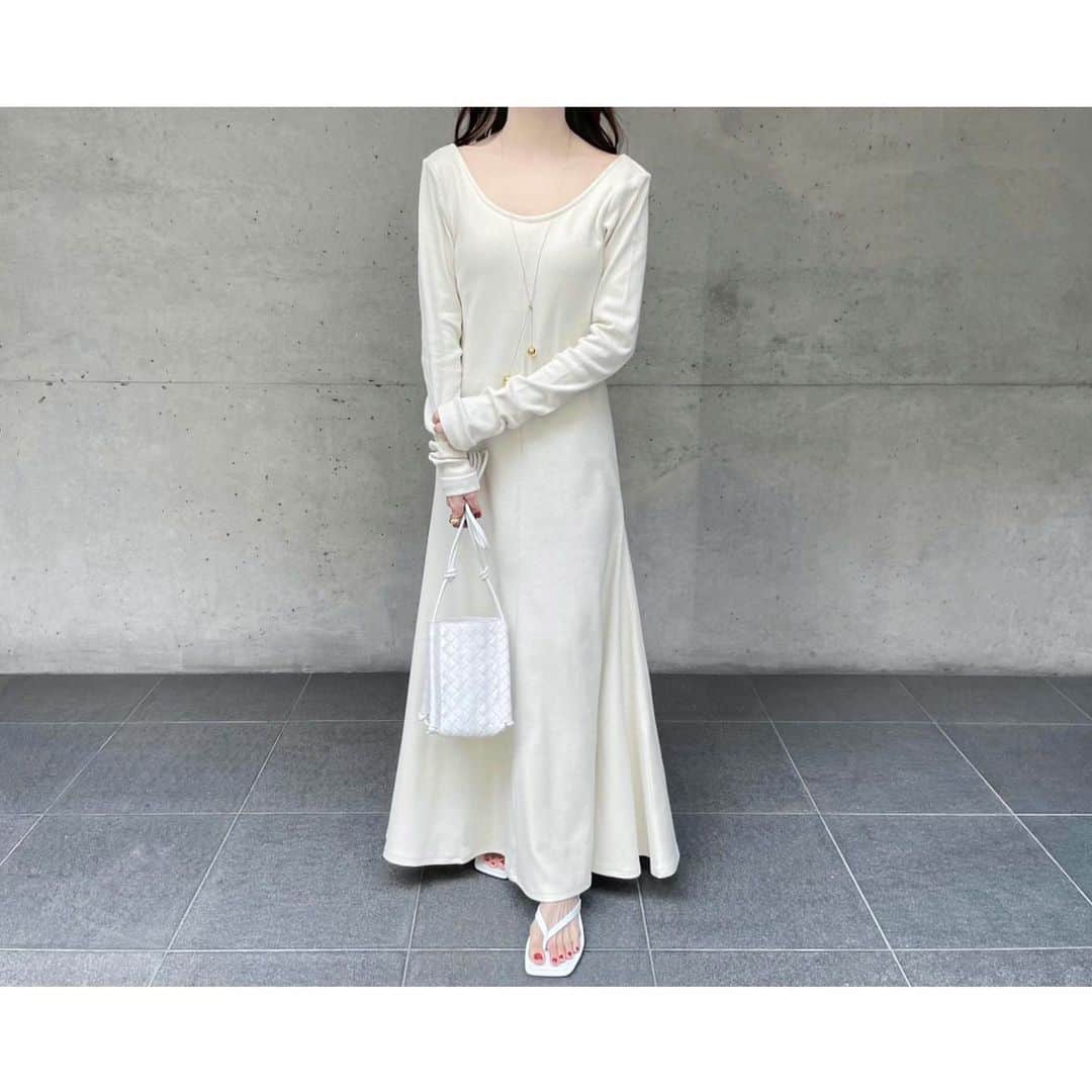 kumiのインスタグラム：「この春たくさん着たい、 可愛いがつまったワンピース🌸…  デコルテと背中が綺麗に見えるうえに カップ付きですごく楽ちん。  @gallardagalante のお洋服は いつも色違いで欲しくなってしまう☺︎☺︎  そして気になるアイテムが他にも。  one-piece #gallardagalante shoes #zara bag #bottegaveneta」