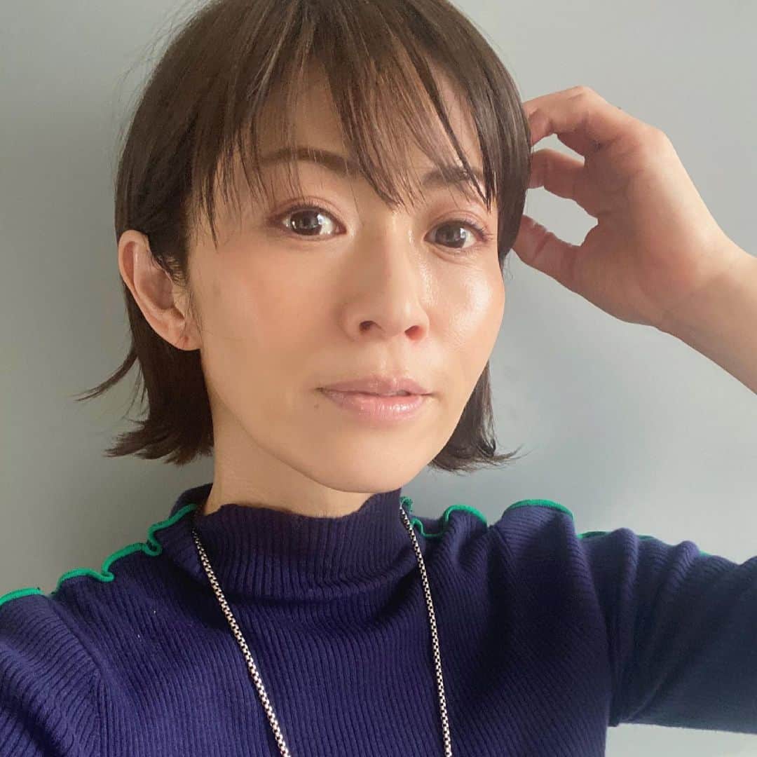 畑野ひろ子のインスタグラム：「@roraima.daikanyama にて、カラーカットへ。 アッシュグレー系のカラーもずっと気に入ってます。 後ろの毛は、ボリュームが出すぎてしまっていたので少し調整してもらいました。」